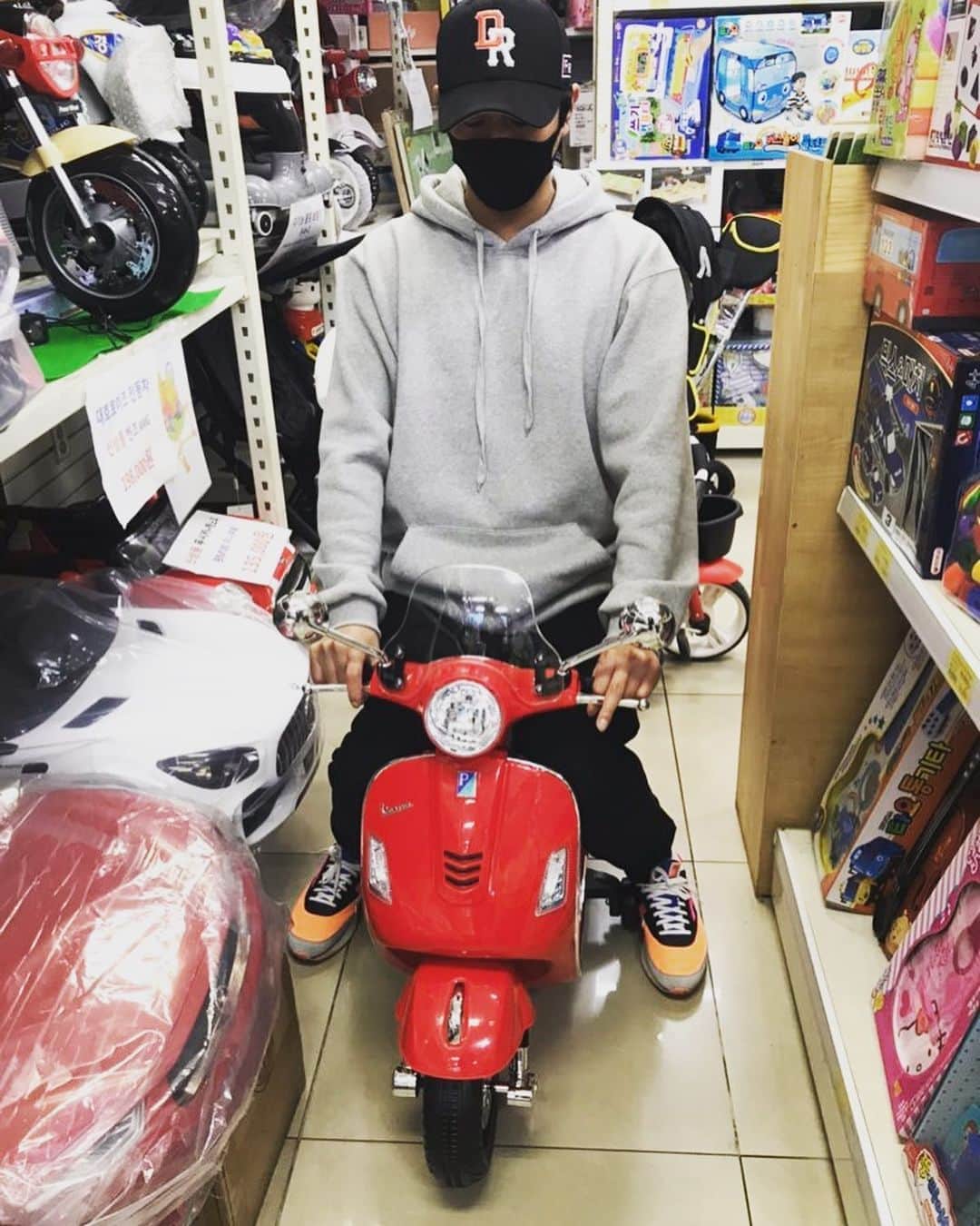 チョ・ハンソンのインスタグラム：「부릉부릉~~ 많은 분들이 생일 축하해 주셔서 감사합니다~!^^😍😍👏👏 미쓰리는 알고있다 7.월8일로 미뤄졌네요~ 조금만 더 기다려 주세용~  모두 더위 조심하시구요  함께 웃어요~^^😄😄 #조모캠출격준비  #섬으로가자」
