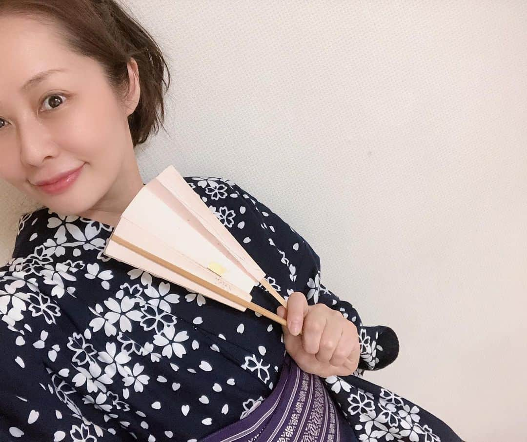 藤井美加子さんのインスタグラム写真 - (藤井美加子Instagram)「☆﻿ 日本舞踊のお稽古﻿ ﻿ コロナ禍になってから﻿ ひたすら自宅でお稽古しました。 何かをしていないと不安で落ち込みそうになることから、避けるためだったのかも知れません。﻿ ﻿ ﻿ #学び﻿#日本舞踊#花柳流#伝統文化#日本伝統#浴衣#日本の風物詩#日舞で美容　#kimono#yukata#komonostyle#japanesestyle#nichibu#hanayagi」6月19日 15時30分 - mikako_miki