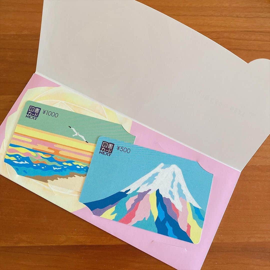 松尾たいこさんのインスタグラム写真 - (松尾たいこInstagram)「These are my illustrated book cards😊図書カードNEXT🎁プレゼントにもぴったりです。 七色の富士山とストライブの海を飛ぶカモメ。  私らしい色をふんだんに使いました😊 ぜひプレゼントなどに選んでいただけたら嬉しいです。 プレゼント用のシートもあるみたいですよ。  #japaneseartist #liveintokyo #myartwork #acrylicpainting #art #artoftheday #happyart #loveart #lovejapan #artposts #acrylic #artlovers #colorfulworld #artstagram #paintlover #lovetheworld #mtfuji #富士山 #図書カードnext」6月19日 15時28分 - taikomatsuo