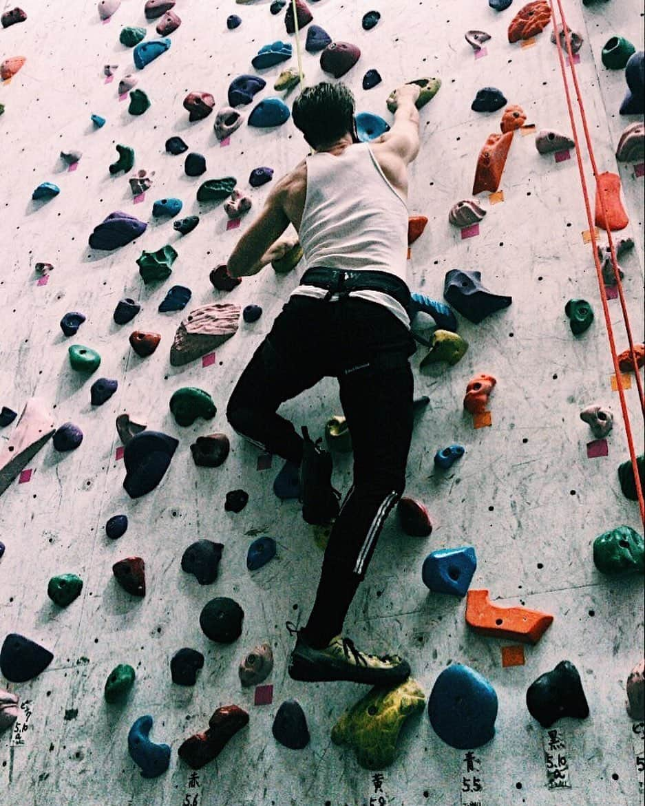 ジョサイア・ハーリーさんのインスタグラム写真 - (ジョサイア・ハーリーInstagram)「Belay, ballet. First time last night. Enjoyed the challenge! #rockclimbing #belay #fitness 📸 @annxli」6月19日 15時28分 - josiahhawley