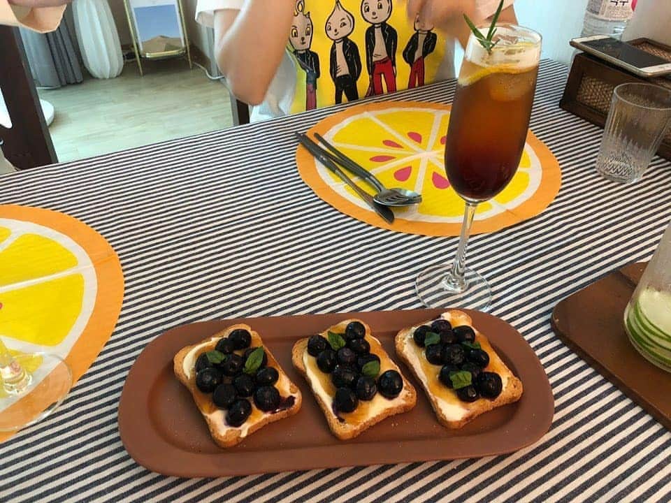 ハン・イェリのインスタグラム：「난 참 복도많지. 너무 예쁜 두사람.  몸보신 제대로 했다!!!!!!!」