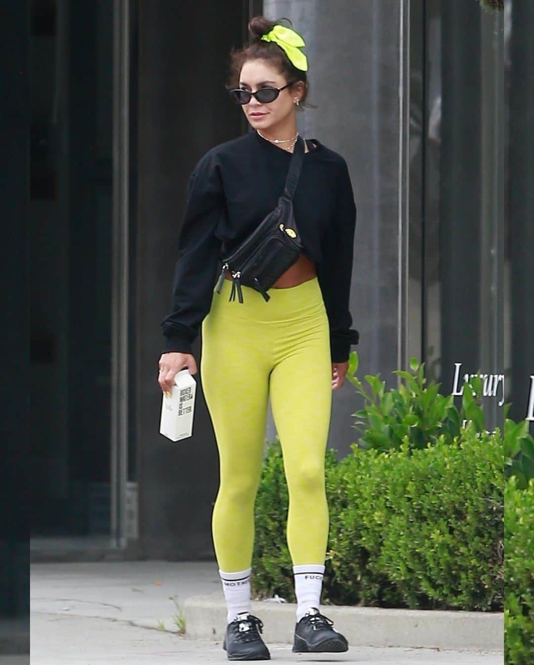Just Jaredさんのインスタグラム写真 - (Just JaredInstagram)「@vanessahudgens flashes her toned abs after a workout! #VanessaHudgens Photos: Backgrid」6月19日 15時32分 - justjared
