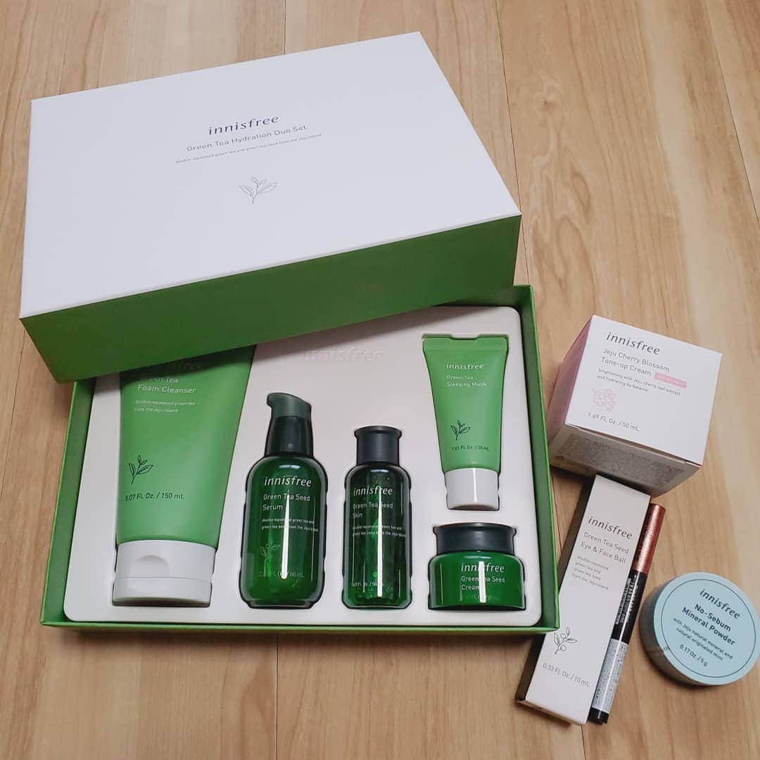 松田栞のインスタグラム：「innisfree🌿 1.スキンケアセット 2.目元コロコロ美容液 ずっと気になってた 3.パウダーとグリッター 日焼け止め効果もある トーンアップクリーム 今日から使ってみる☺️💕 . . #innisfree #イニスフリー」