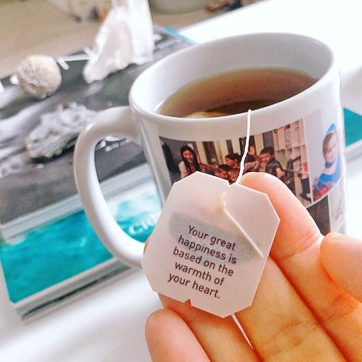 佐々木あさひのインスタグラム：「今日のメッセージ📝 Your great happiness is based on the warmth of your heart.  よし、今日も心の巡りを良くしよーっと🌞  #心も浮腫むよね #yogitea #chairooibos #マグカップは大事な大事なプレゼント」