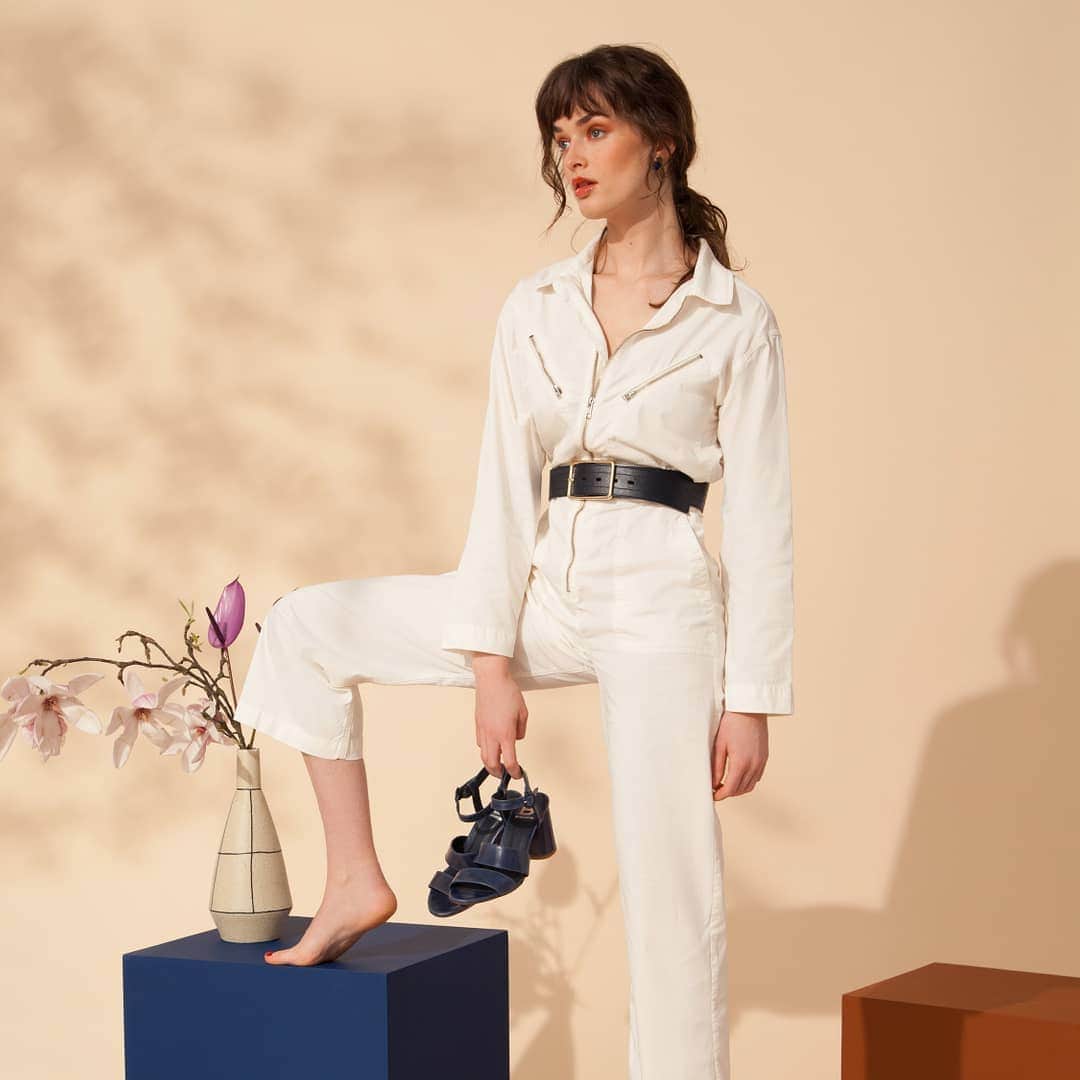 ベンシモンのインスタグラム：「Plutôt écru ou marine ? ⚪🔵 ​Pssst, votre combinaison préférée fait aussi partie de notre sélection ventes privées 😉 (lien dans la bio) C’est le moment d’en profiter ! ✨ 🇬🇧 Dwain ecru or marine? ⚪🔵 Pssst, your favourite combination is also part of our private sales selection! 😉 (link in bio) #bensimon #bensimoncollection #tennis #sales #combinaison #combi #suit #sandales #decoration ​ ​ ​」