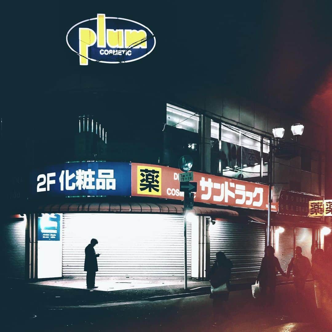 まめのインスタグラム：「街角 . . 物の価値とは果敢ないものですね。 . #ザ壁部 #streetphotography #silhouette_creative . #mwjp #igersjp #indies_minimal #reco_ig #shotoniphone #youmobile #wearegrryo」