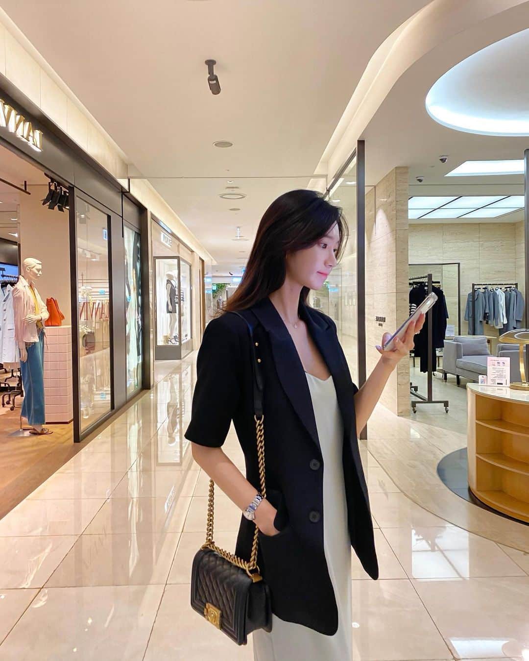 キム・ミニさんのインスタグラム写真 - (キム・ミニInstagram)「금요일 오후 잘 보내고 계시죠?🥰 스페셜슬립드레스는 예정보다 빠르게 오늘 오전 대부분의 주문건이 출발했어요! 👗 얼른 모든 분들이 받아보시고  예쁘게 입어주셨으면 좋겠어요 🙊 슬립드레스, 미스터드레스와 함께 코디했던 토템 하프자켓도  많은 분들이 요청해주셔서 방금 올라왔어요 🙆🏻‍♀️」6月19日 15時53分 - mimiwor