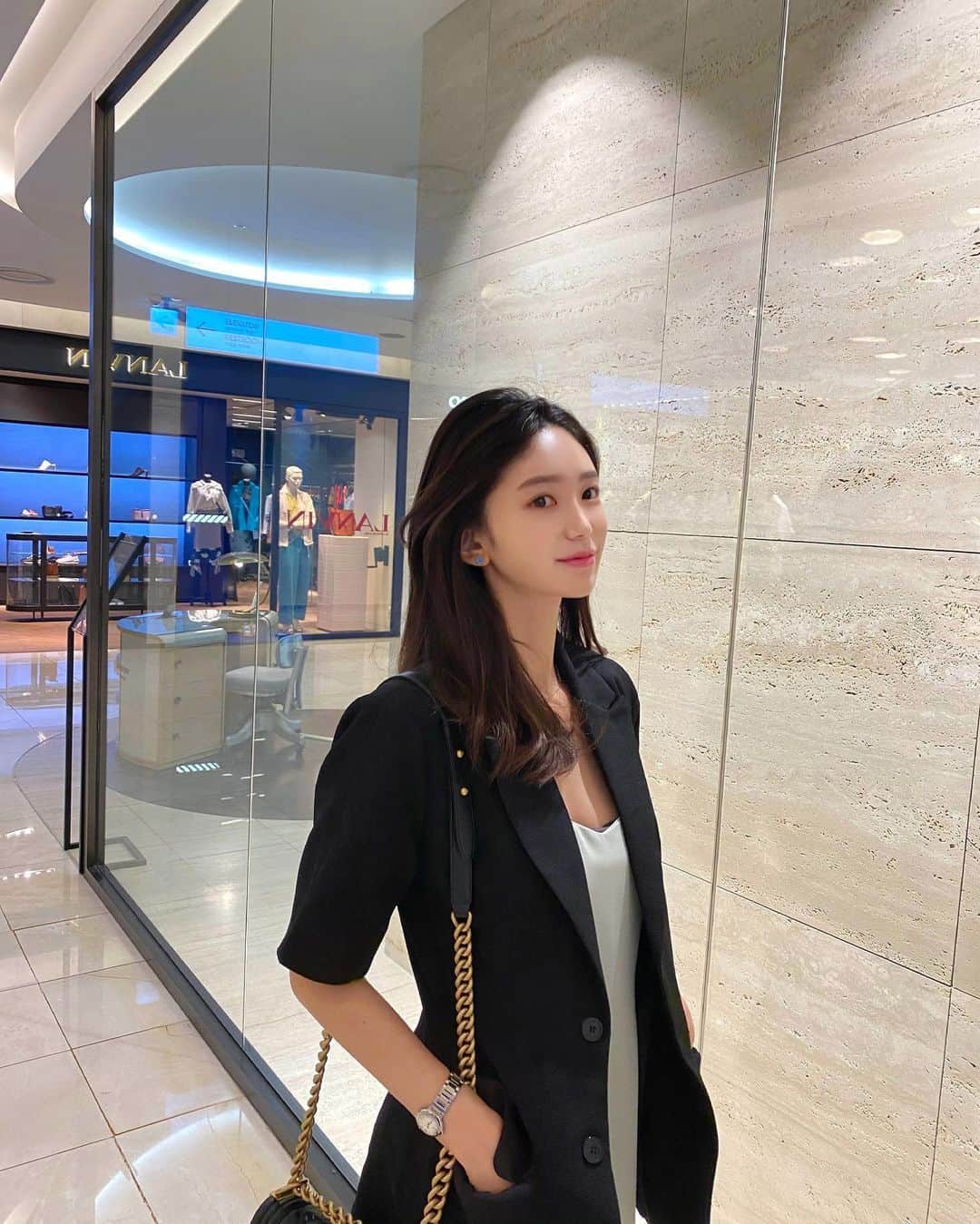 キム・ミニさんのインスタグラム写真 - (キム・ミニInstagram)「금요일 오후 잘 보내고 계시죠?🥰 스페셜슬립드레스는 예정보다 빠르게 오늘 오전 대부분의 주문건이 출발했어요! 👗 얼른 모든 분들이 받아보시고  예쁘게 입어주셨으면 좋겠어요 🙊 슬립드레스, 미스터드레스와 함께 코디했던 토템 하프자켓도  많은 분들이 요청해주셔서 방금 올라왔어요 🙆🏻‍♀️」6月19日 15時53分 - mimiwor