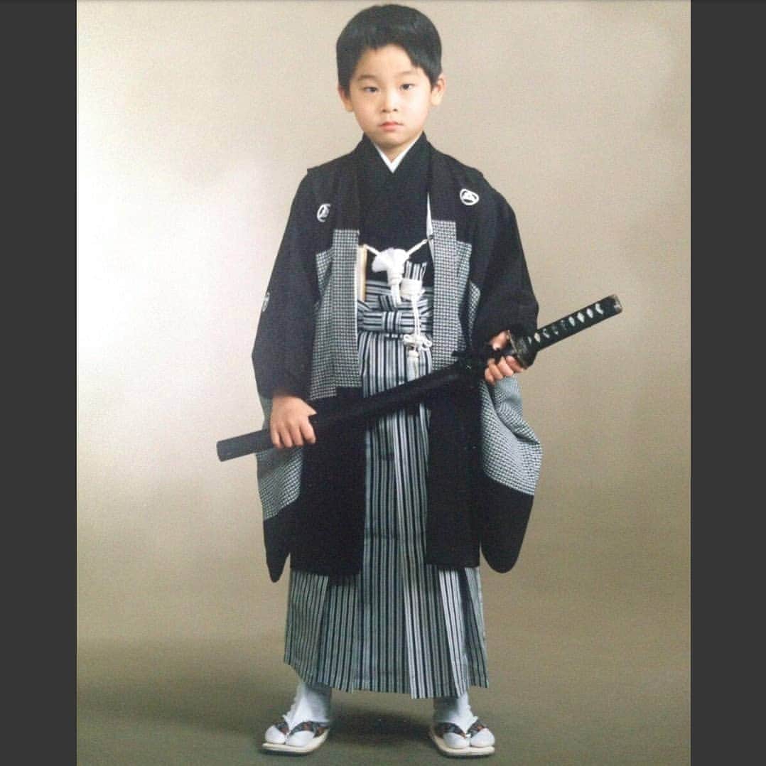 のインスタグラム：「皆様沢山のお祝いメッセージ本当にありがとうございます。 歳を重ねるごとにお祝いしてもらえるありがたみをしみじみ感じています。 33歳となりましたが、まだまだ右も左も分からぬ未熟者です。一人前になるその時まであたたかく見守って頂けると幸いです。 宜しくお願い致します。  落合知也 a.k.a WORM」