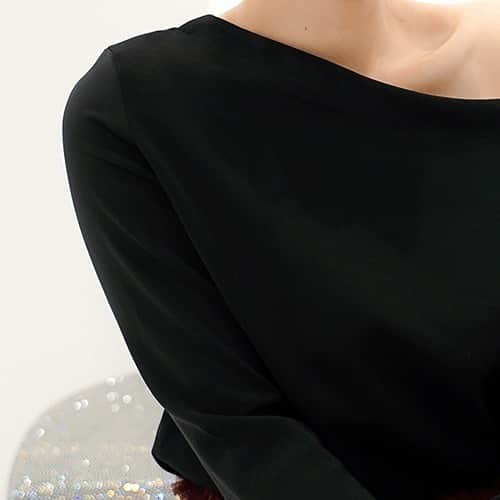 山名未紗のインスタグラム：「皆さまお待たせいたしました！﻿ ﻿ ﻿ DMMオンラインサロン﻿ 第二期がスタートいたします‼️﻿ ﻿ ﻿ 2020年7月3日（金）〜2020年10月3日(土)までの3ヶ月間の期間限定サロン﻿ ﻿ ﻿ お申込みは本日からスタート‼️﻿ ﻿ ﻿ ﻿ スカルプ・ジェル＆アクリル3D・色彩心理学を完全マスター﻿ ﻿  DMMオンラインサロン『NAIL VENUS』presents﻿ ﻿ 「山名未紗が教えるネイルアート3ヵ月講座」﻿ ﻿  2020年7月3日（金）からコンテンツ配信がスタート。﻿ ﻿ ■3ヶ月で“直感に頼らない”ネイルアートの技術と知識が身につく ﻿ ﻿ ＊オンラインサロン概要﻿ ﻿ ネイルアートの技術にはそれぞれ必ず「正解」があり、きちんとした基礎理論があります。単に今の自分の感覚に頼ってそうした理論をおろそかにしてしまうと、ネイリストとしてこれからのステップアップが難しくなると思います。私はこの3ヵ月間の講座でネイルアートの「正解」をわかりやすく、ストレートにお伝えしていこうと思っています。スカルプやジェルの技術からネイルの色彩にまつわる知識まで、ネイリストが本当に知りたかったこと／知っておくべきことをこの3ヵ月間の講座にすべて詰め込みました。初級者の方からもう一度基礎を学びたい上級者の方まで、毎週お届けするレッスン動画で幅広く学んでいただけます。﻿ ﻿ https://lounge.dmm.com/detail/1929/﻿ ﻿ 「詳しくはこのURLまたはプロフィールのURLからアクセスしてみてください」﻿ ﻿ ﻿ #DMMオンラインサロン﻿ #ネイルアートレッスン﻿ #スカルプ講座﻿ #ジェルネイル講座﻿ #アクリル3D講座﻿ #山名未紗﻿ #3Dパーツ﻿ #色彩学﻿ #ネイル色彩学﻿ #nailvenus」