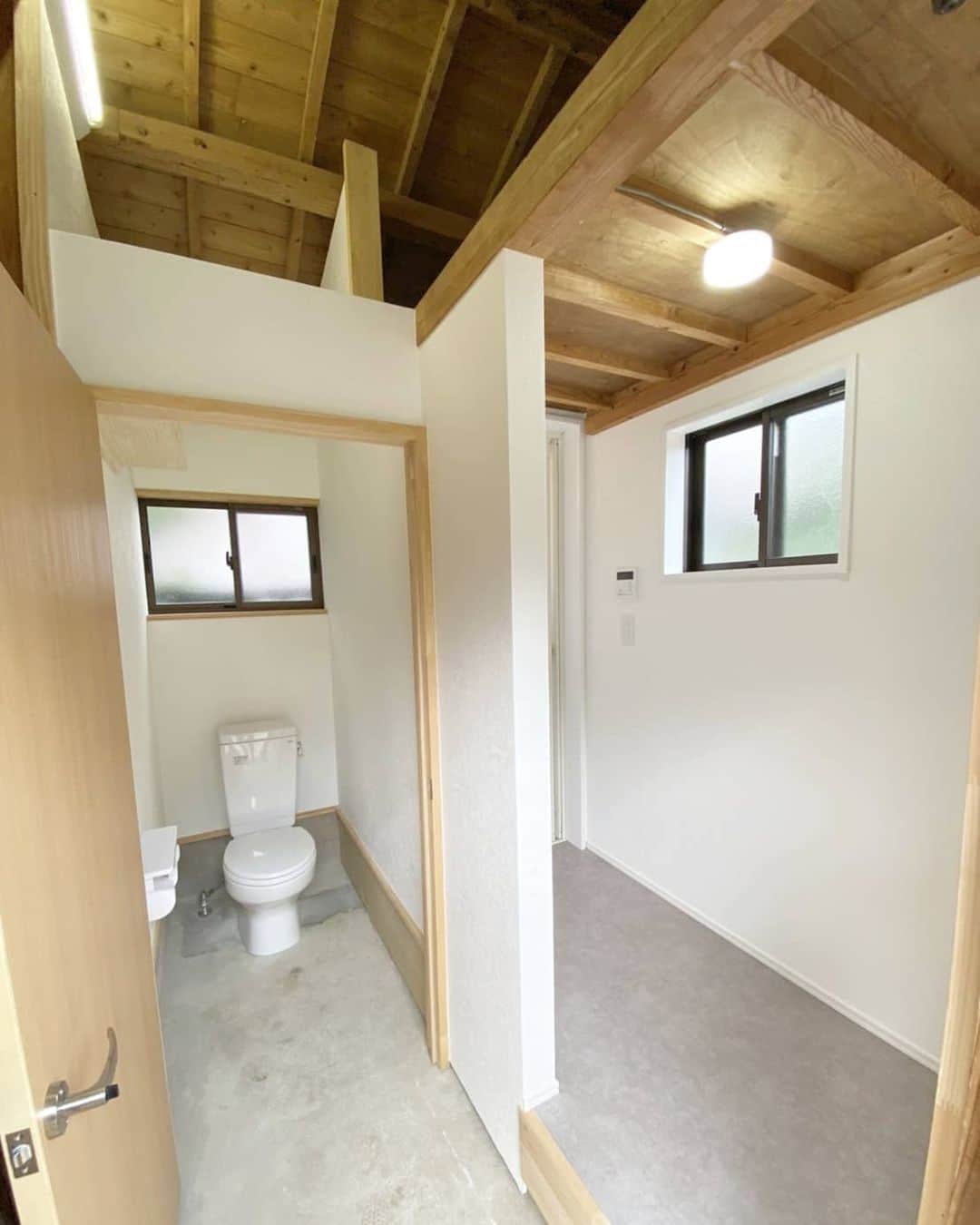 有限会社 稲葉製材住宅のインスタグラム：「シャワールーム&トイレ取付工事　完成 【物置小屋をシャワールームに】  さかもとさんちのリフォーム工事かんせーい✨ 入って正面がトイレで、右側に脱衣室&シャワールームです🙌 お客さんの要望で脱衣室の上には物置スペースを設けています🤗 屋根裏のスペースを有効に利用🙆‍♂️ 脱衣室の床はビニール製の床で掃除もしやい素材です👍 外国人労働者の方も新品のシャワールームが出来て大喜びでしょうな😊 住む環境が整えば仕事への向き合い方も大きく変わるはずです🤩 頑張り屋さんのさかもとふるーつ 流石です🏋️‍♂️ #ビフォーアフター #シャワールーム #トイレ #リフォーム工事 #さかもとふるーつ #天水町 #みかん #農家 #従業員さんのために #物置にシャワールーム設置 #リフォーム #工事現場お見せします #家 #家づくり #マイホーム #暮らし #暮らしを楽しむ #暮らしやすい家 #使いやすい家 #リノベーション #丁寧な家づくり #高性能 #高品質 #新築 #工務店 #熊本 #玉名 #山鹿 #稲葉製材住宅 #イナバ  施工対応エリア 玉名、山鹿、荒尾、熊本市 県北メイン」