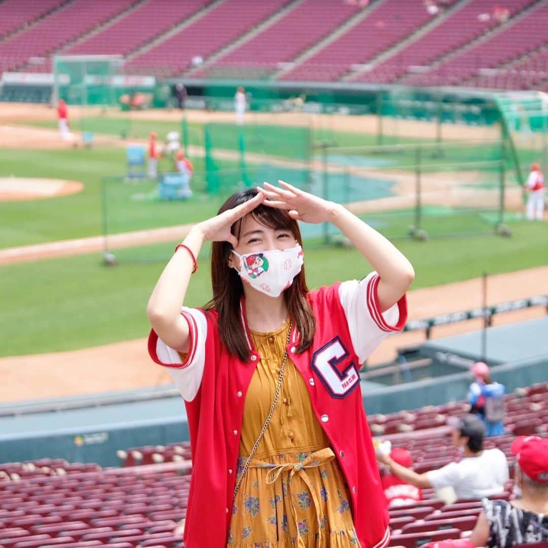 うえむらちかのインスタグラム：「本日開幕🎊﻿ ﻿ 2020年6月19日﻿ ﻿ 歴史に刻まれるであろうプロ野球シーズンの﻿ 幕が上がります﻿ ﻿ 野球を愛している一ファンとして﻿ 野球を観れる日常に感謝して﻿ 野球を応援できる喜びを噛み締めて﻿ しっかり応援したいと思います❣️﻿ ﻿ ﻿ うえむらちか﻿ ﻿ ﻿ ﻿ 2枚目は﻿ #サンデー毎日 （2020年6月28日号）さんで﻿ #達川光男 さんと #レッド吉田 さんと共に史上最遅の #プロ野球順位予想 をやらせて頂きました⚾️﻿ 只今発売中ですので、観戦のお供に読んでいただければ幸いです📖﻿ ﻿ 隔週木曜日に﻿ #デイリースポーツ 広島版で連載させてもらってるコラムでは #安仁屋算 ならぬ #うえむら算 を披露させていただきました（安仁屋さんには到底敵いませんでしたが笑）﻿ WEBニュースでもご覧頂けるので是非ご笑納あれ😂﻿ ﻿ ﻿ #プロ野球開幕 #開幕 #プロ野球2020﻿ #野球女子 #カープ女子 #インスタ野球女子 #プロ野球開幕戦 #開幕はハマスタ #雨よあがれ」