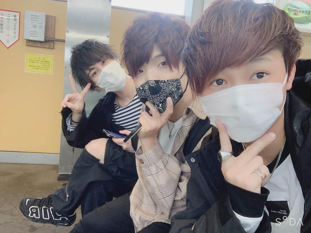 らーくんのインスタグラム：「仲良し3人組！！！！！！ らーくん×ハネル×シュウ (実はみんな同い年です)  #ファッション  #日常」