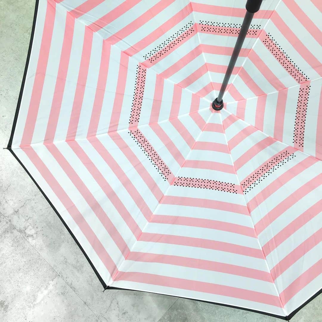 ASOKO ZAKKA STOREさんのインスタグラム写真 - (ASOKO ZAKKA STOREInstagram)「☂️RAIN ITEM☂️﻿ ﻿ ﻿ 逆開きの傘が入荷いたしました❣️﻿ ﻿ 電車の中などでカバンや洋服を濡らしません✨﻿ ﻿ (写真に写っている面が内側です)﻿ ﻿ ﻿ ■逆開き傘　税込1650円﻿ ﻿ ﻿ ××××××××××××××××××××××××××××﻿ ﻿ 店舗により在庫・品揃えが異なります。﻿ お問い合わせは各店舗までお願いいたします。﻿ なお、取り寄せ・取り置きは行なっておりませんのでご了承くださいませ。﻿ ﻿ ×××××××××××××××××××××××××××﻿ ﻿ ﻿ #ASOKO #雑貨 #雑貨屋 #雑貨屋さん #雑貨屋巡り #zakka #プチプラ #プチプラ雑貨 #人気商品再入荷 #かわいい #kawaii #お土産 #プレゼント #かわいい雑貨 #お洒落さんと繋がりたい #傘 #レインアイテム #雨 #梅雨 #逆開き傘」6月19日 16時09分 - asokojpn