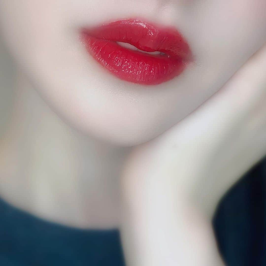 新希咲乃さんのインスタグラム写真 - (新希咲乃Instagram)「MERZY AURORA DEWY TINT 🦄🔮﻿ #マーシー #オーロラデュイティント﻿ 水分が30%で唇に水の膜ができるような﻿ ツヤ感のティントです…!!!!﻿ ﻿ 韓国で #水膜リップ 流行ってるらしい﻿ 私の知ってるティントの中でも沢山あるから﻿ 今度まとめて、YouTubeにしようかな💗﻿ ﻿ ツヤツヤ系のティントって色持ち良くない﻿ イメージだったけど、短時間でも手に塗ってたら﻿ ちゃんと定着してて、染まってた。﻿ ﻿ 香りはチョコみたいな？カカオ？﻿ でも塗り終わるとあんまり気にならないし﻿ すぐ香りが飛ぶんだと思う！﻿ チョコの香りした時はびっくりした😂🍫﻿ ﻿ とにかく色味と、パケと、うるうる艶感が﻿ めっちゃ可愛いです！！！！﻿ ﻿ 8.9番は少しだけ細かいラメが入ってて﻿ 気持ちキラっとしてたよ.*﻿ ﻿ 私が唇に塗ったのはDT4の赤強めのカラー﻿ 手に塗ってるのは、DT7のカラー﻿ ﻿ 透明感あって、血色感もあって、﻿ これからたくさん使いたいな...♪*ﾟ . #MERZY #auroradewytint #韓国コスメ #プチプラコスメ #ティント #tint #水光ティント #粘膜リップ #リップ #新作コスメ #韓国コスメレビュー #コスメマニア #新希咲乃 #さきのコスメ #全色 #ティントリップ」6月19日 16時10分 - niki_sakino