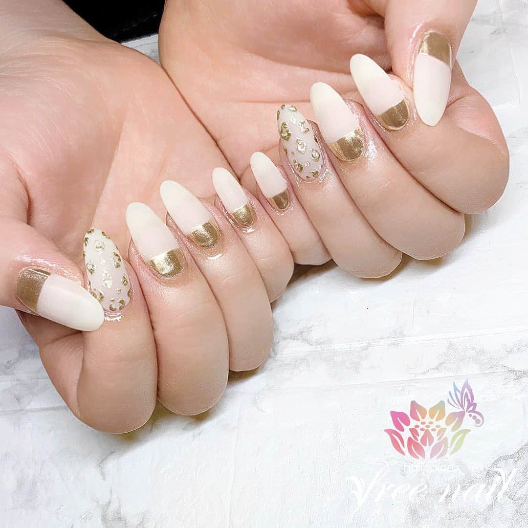 free nail フリーネイルのインスタグラム：「. お客様ネイル💅🏻🍐✨ . ホワイトマットネイル🐆🤍 . おしゃれなアニマルミラー🤍 . ▶︎▶︎▶︎スワイプして動画も見てね☝︎🎬✨ . ご来店ありがとうございました🙇🏻‍♀️🙇🏻‍♀️🙇🏻‍♀️💗 . . #ネイルアート #ジェルネイル #ネイルサロン #大阪ネイルサロン #ネイルデザイン #ネイルチェンジ #マットネイル #ミラーネイル #アニマルネイル #アニマル柄 #メタルカラーネイル #ホワイトネイル #デザインネイル #トレンドネイル #ロングネイル #大人ネイル #初夏ネイル #夏ネイル #nailsart #nailsdid #美甲 #日式美甲 #日式美甲胶 #日本美甲师 #日本美甲老师 #美甲上课 #日本胶 #フリーネイル #freenail」