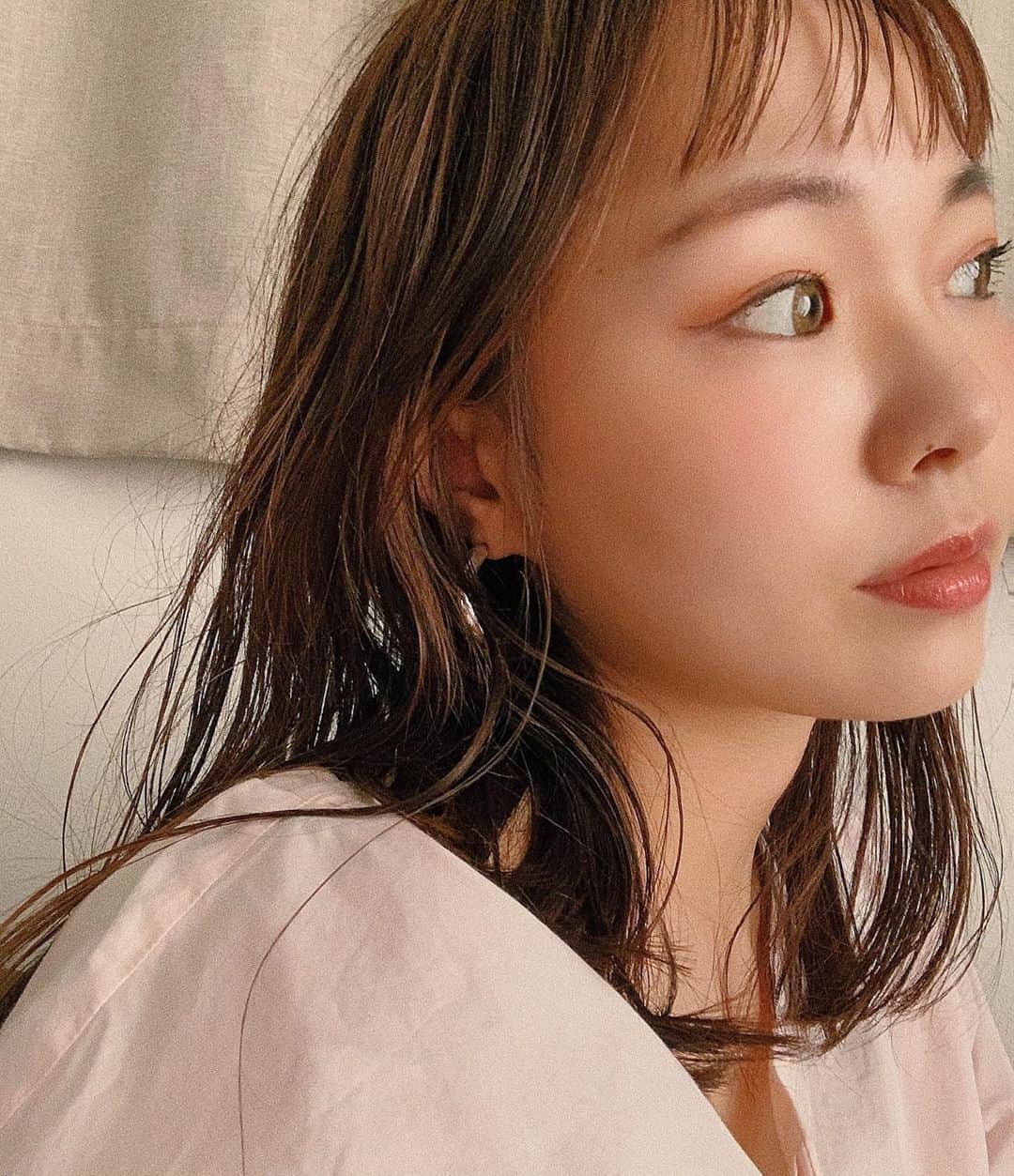 sayocoのインスタグラム：「この前ハイライト入れてもらって良い感じ🌈💞 メイクは最近 @bareminerals_jp の サマーコレクションがお気に入りです💄🤎 パッケージのデザインもカラーも好みすぎる🌿🌞 ・ ・ #ミディアムヘア#オン眉#ハイライトカラー#夏メイク#ベアミネラル」