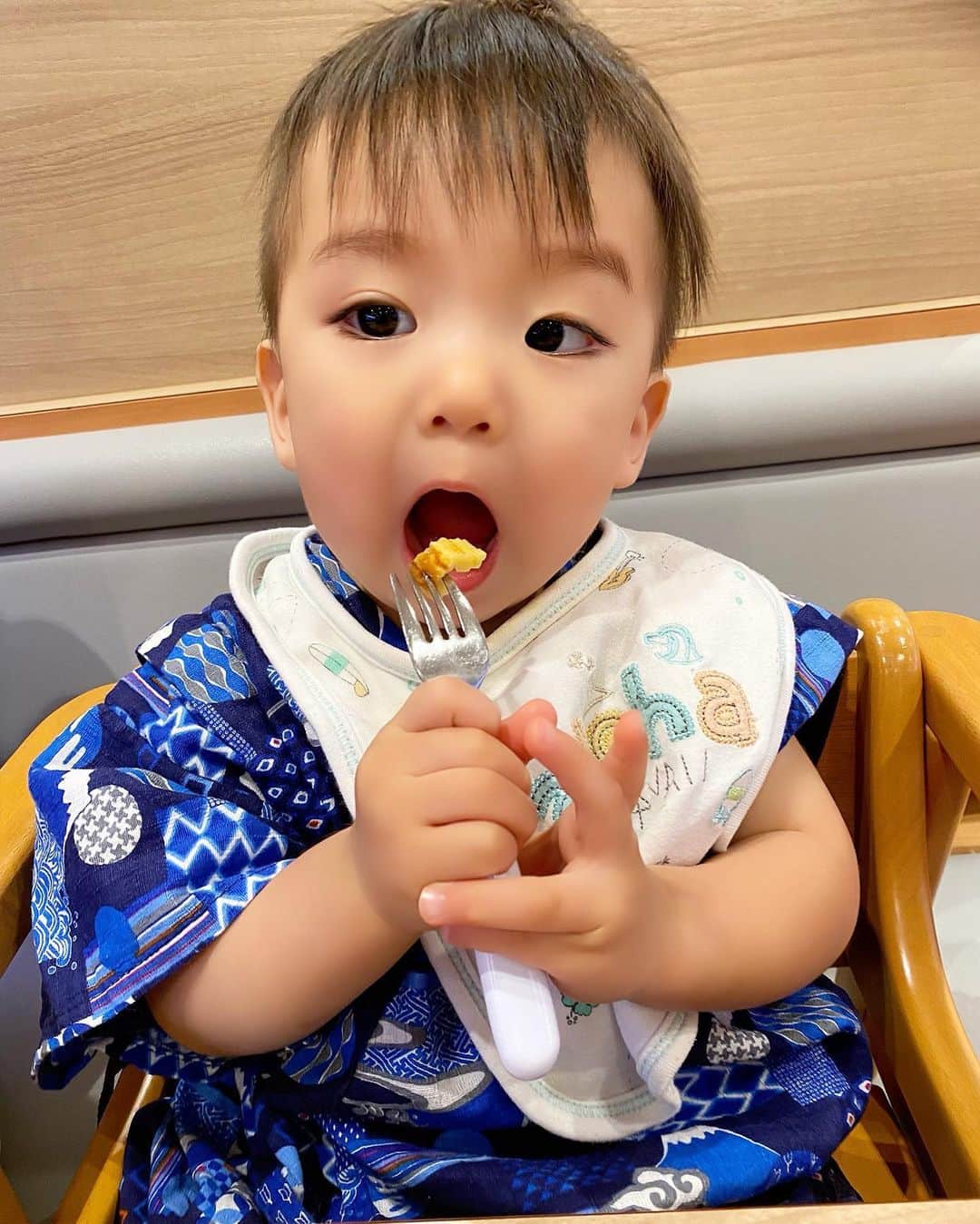 Momoeのインスタグラム：「1歳1ヶ月、なんとフォークを 使えるようになった🎊🎊🎊 . . #happy #家事 #育児 #family #家族 #boy #smile #男の子 #息子 #code #love #lucky #kids #子供 #thankyou #宝物 #ベビー #fashion #follow #心 #縁 #パパ #ママ #家族写真 #男の子ママ #赤ちゃん写真 #photo #子育て #1歳 #flower」