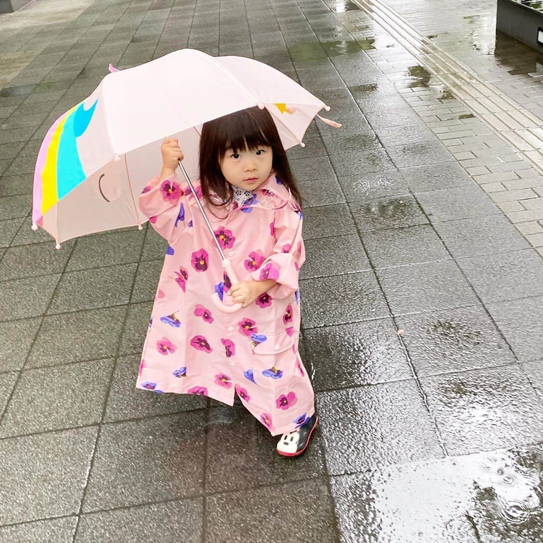 田中雅美さんのインスタグラム写真 - (田中雅美Instagram)「寺川綾♡にもらった可愛いカッパと、お気に入りの傘。 ・ ・  雨でも楽しそう。。 ・ ・  #雨の日の楽しみ #お気に入りの傘 #可愛いかっぱ #寺川綾　♡ #ありがとう #まだぶかぶか」6月19日 16時20分 - tanakamasami_official