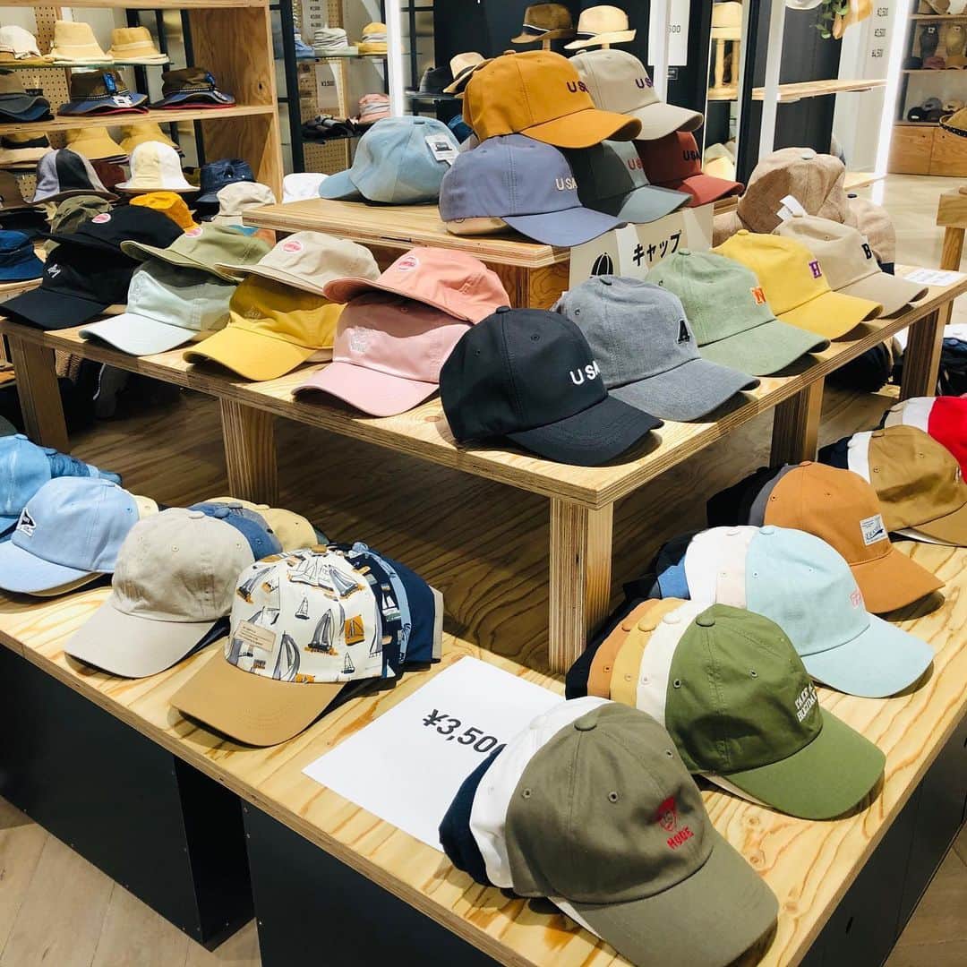 ペリエ千葉さんのインスタグラム写真 - (ペリエ千葉Instagram)「【ストリート2/14+(ICHIYON PLUS】  2020.6.19(金)オープン！ 初心者にやさしい帽子専門店14+(ICHIYON PLUS)。 帽子に馴染みのないお客さまにも気軽に帽子を楽しんでいただけるよう、￥2,500￥3,500￥4,500のスリープライスで価格を統一してご提供しております。 普段のライフスタイルに帽子をプラスすることで、日常生活に”心の浮立ち”を感じていただきたい。そんな想いを込めてイチヨンプラスを展開しています。 . . ・2BUY ¥1,000 OFF ・3BUY 20%OFF  ただ今、オープン記念特別セールを開催中です！  皆さまのご来店お待ちしております♪  #ペリエ#ペリエ千葉#ペリエDS #千葉駅#ストリート2 #14+#ICHIYONPLUS#イチヨンプラス #帽子#帽子屋#帽子専門店 #キャップ#ハット」6月19日 16時31分 - perie_chiba
