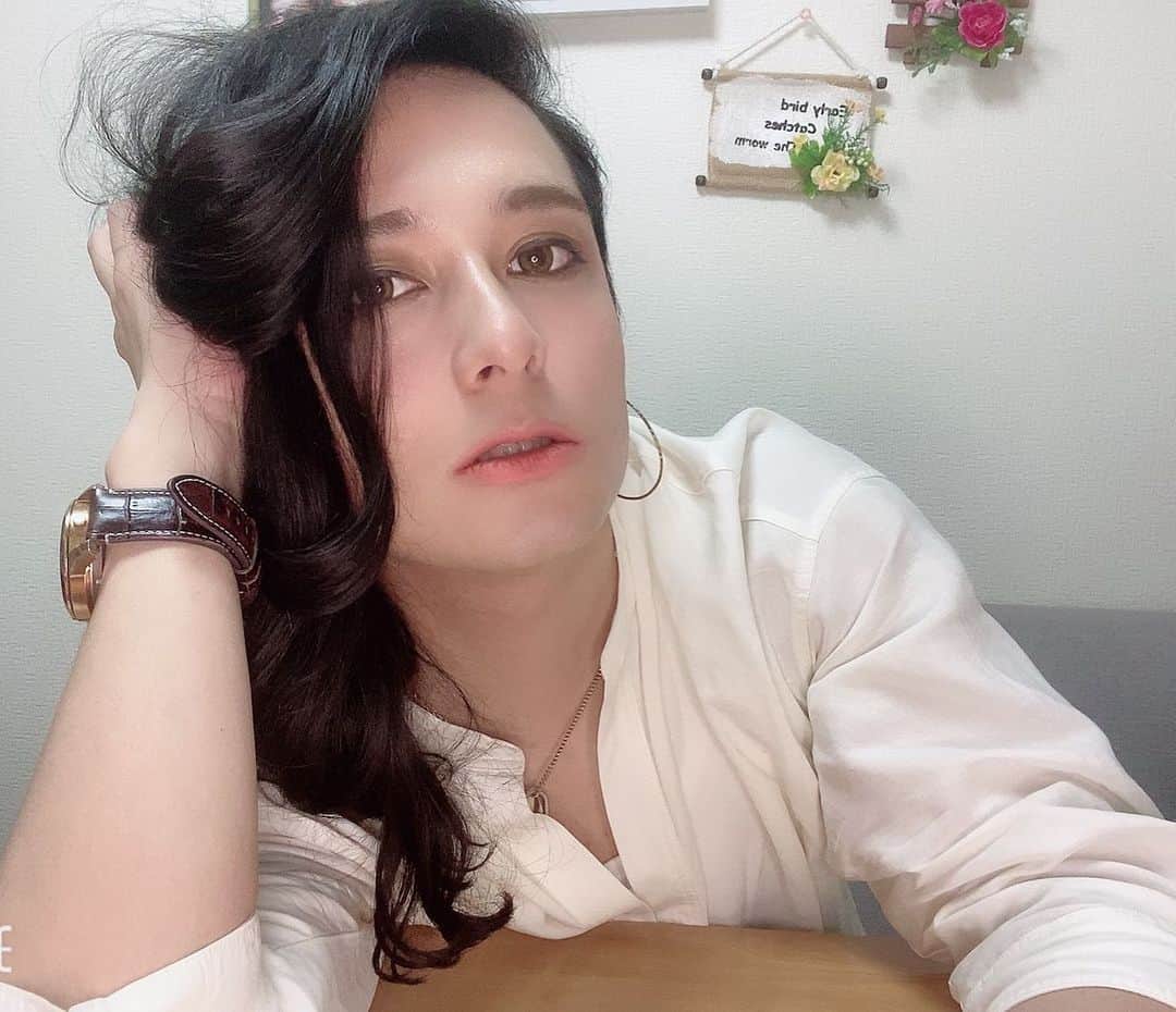 HIDEKiSMのインスタグラム：「東京は雨。 おうち時間で撮った写真はまだまだあるの。自粛解除になってもまだ載せちゃう。  それにしても雨は嫌ね。 梅雨が1年で1番嫌いな期間。 自分も周りも、発言や態度がネガティブになってる気がするわ。気圧のせいなのかしらね。 …って嫌なことがあったら大体気圧のせいにすればなんとかなります。あとは世代とか時代とか。 これで大体のことは乗り越えられます。 なんてね。  きっと夏を楽しむためにグッと耐える期間なのね。ばいう。  まぁそれでも今日もくだらない話をして、馬鹿なこと言って笑っていたい。  #enviigabriella #hidekism #gay #lgbt #entertainment #オネエ #エンガブ #tokyo #japan #おうち時間 #makeup #youtube」