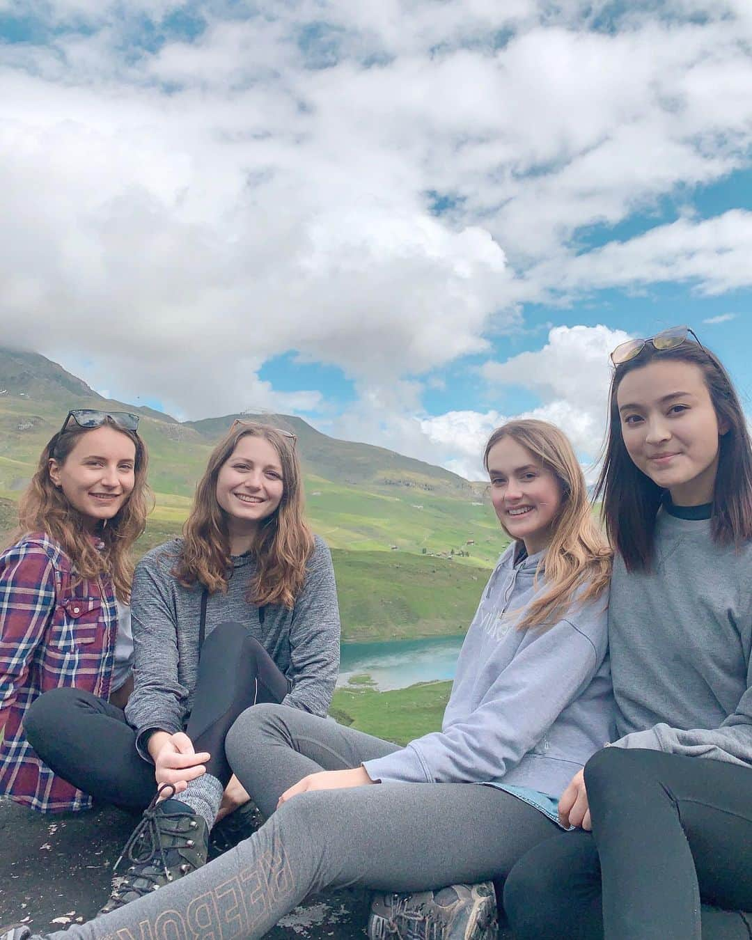 澄那シュトゥーダーさんのインスタグラム写真 - (澄那シュトゥーダーInstagram)「Proper hiking day with the girls 🌞 My mind could breathe 😌」6月19日 16時23分 - suminastuder