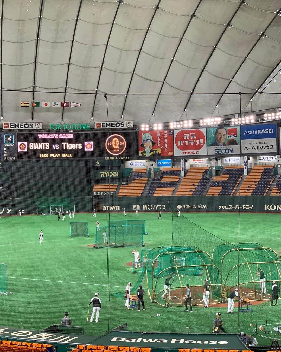 関本賢太郎さんのインスタグラム写真 - (関本賢太郎Instagram)「いよいよプロ野球開幕⚾️ 今年は120試合制で延長は10回まで🔥 クライマックスシリーズが無く優勝しか見てない我がタイガース‼️ 強力投手陣を武器に戦いさらに去年より得点力は全体的にアップはしていると思ってます💪 キーマンはボーア‼️そして去年の課題であったディフェンス面💦 心配はあるけど楽しみの方が多い猛虎‼️ 今年はどんなシーズンになるのか⁉️ さー始まります‼️ 今日と明日はABCラジオで解説させていただきます🎤  #ABCラジオ #AM1008 #FM933 #ABCフレッシュアップベースボール #阪神タイガース #読売巨人軍 #猛虎 #東京ドーム #開幕戦 #プロ野球開幕 #関本賢太郎」6月19日 16時25分 - sekimoto_kentaro