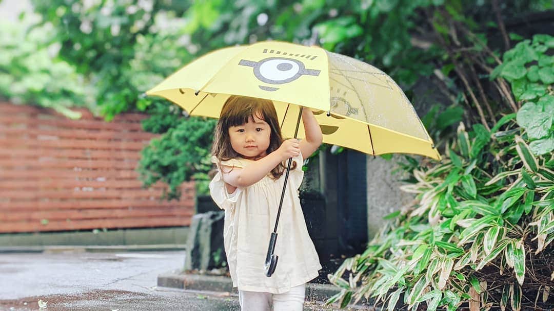 吉村美樹さんのインスタグラム写真 - (吉村美樹Instagram)「雨の日も風の日も晴れの日も、あなたがいると毎日楽しいよ。ありがとう☺ #娘 #2歳4ヶ月 #毎日がスペシャル #雨降りの日 #雨の日 #はじめての傘 #傘練習中 #ミニオン #ミニオンズ #黄色い傘」6月19日 16時29分 - yoshimuramiki0911