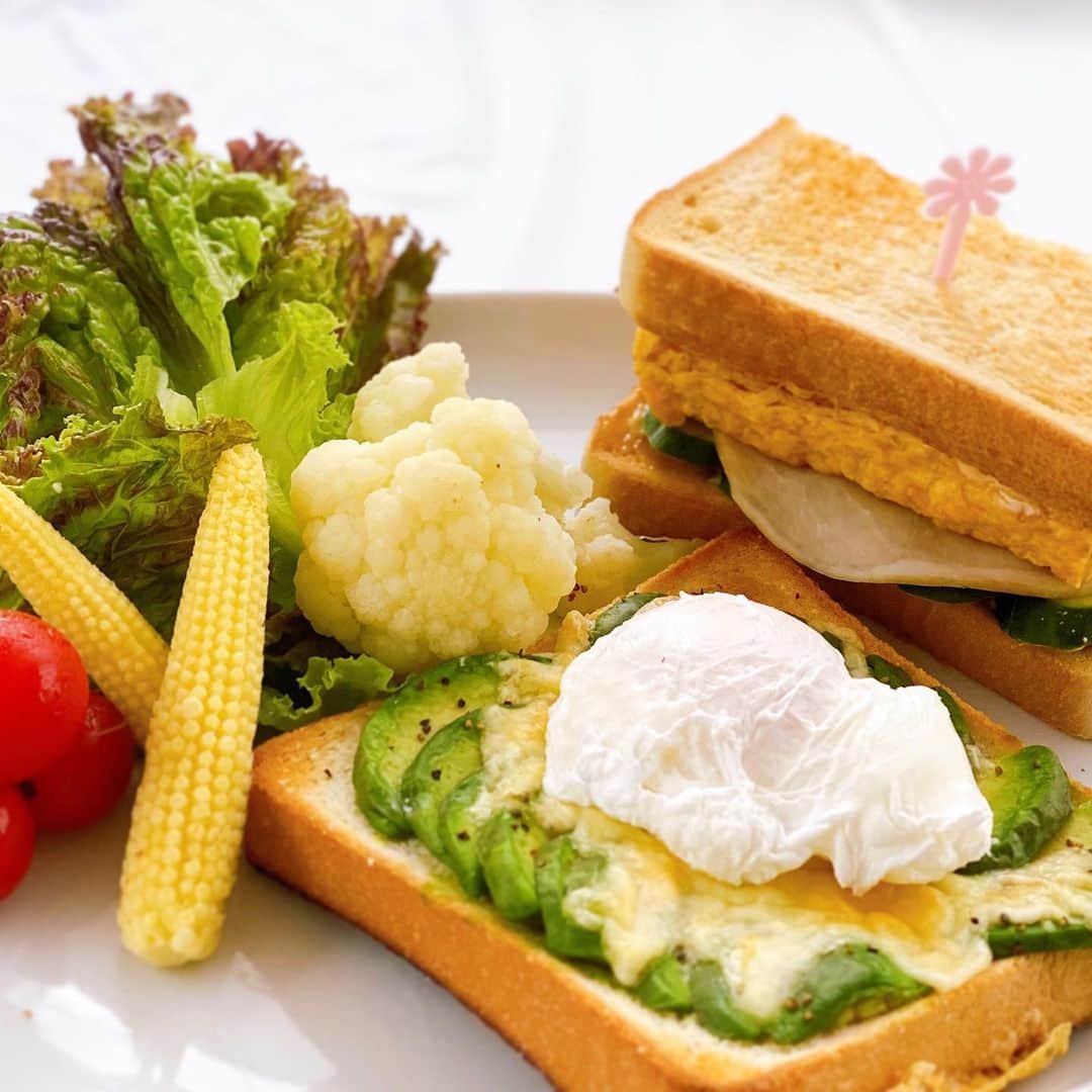 芥川舞子のインスタグラム：「お腹が空きすぎた中での料理は量を間違えて大変なことになります。 . 写真2枚目は、築地の老舗名店の玉子焼屋さん「本玉小島」 @hongyoku_kojima の玉子焼きを使い、ハムとキュウリとカラシマヨネーズを一緒に挟んで。キュウリが効く〜😍　6枚切りトースト2枚だったので顎が外れそうなサンドでしたが、美味しくたいらげました。 . 写真3枚目はバターを塗った食パン+アボカド+チーズ+塩コショウをトースターに入れて焼き、その間にポーチドエッグを作り、焼いたパンの上に乗せました。 . . #トーストコンボ #僕のワンパクご飯」