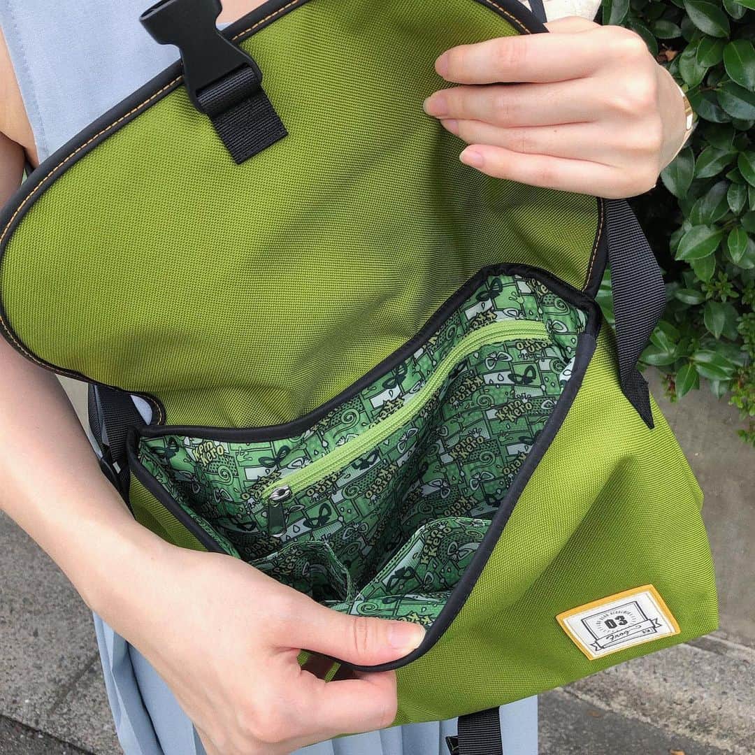 SuperGroupiesのインスタグラム：「💚🐸💚 ⠀ #僕のヒーローアカデミア 蛙吹梅雨モデルのメッセンジャーバッグ👝 ⠀ ⠀ 梅雨ちゃんのコスチュームをイメージした 可愛らしいカラーリングがポイント！ ⠀ フロントのタグには 出席番号の「03」と“Frog”の文字、 雄英高校の校章をあしらいました。 ⠀ 内装デザインは 梅雨ちゃんのリボン結びの髪型🎀、 “蛙”をイメージした手や舌🐸、 効果音をイメージしています。 ⠀ ⠀ ⠀ 🥳スパグルからのお知らせ🎙️ ⠀ 1つ前の投稿にて #爆豪勝己 モデルのバッグをプレゼントする キャンペーンを開催中！💣💥 ⠀ 気になる方はCHECKしてみてください✅」