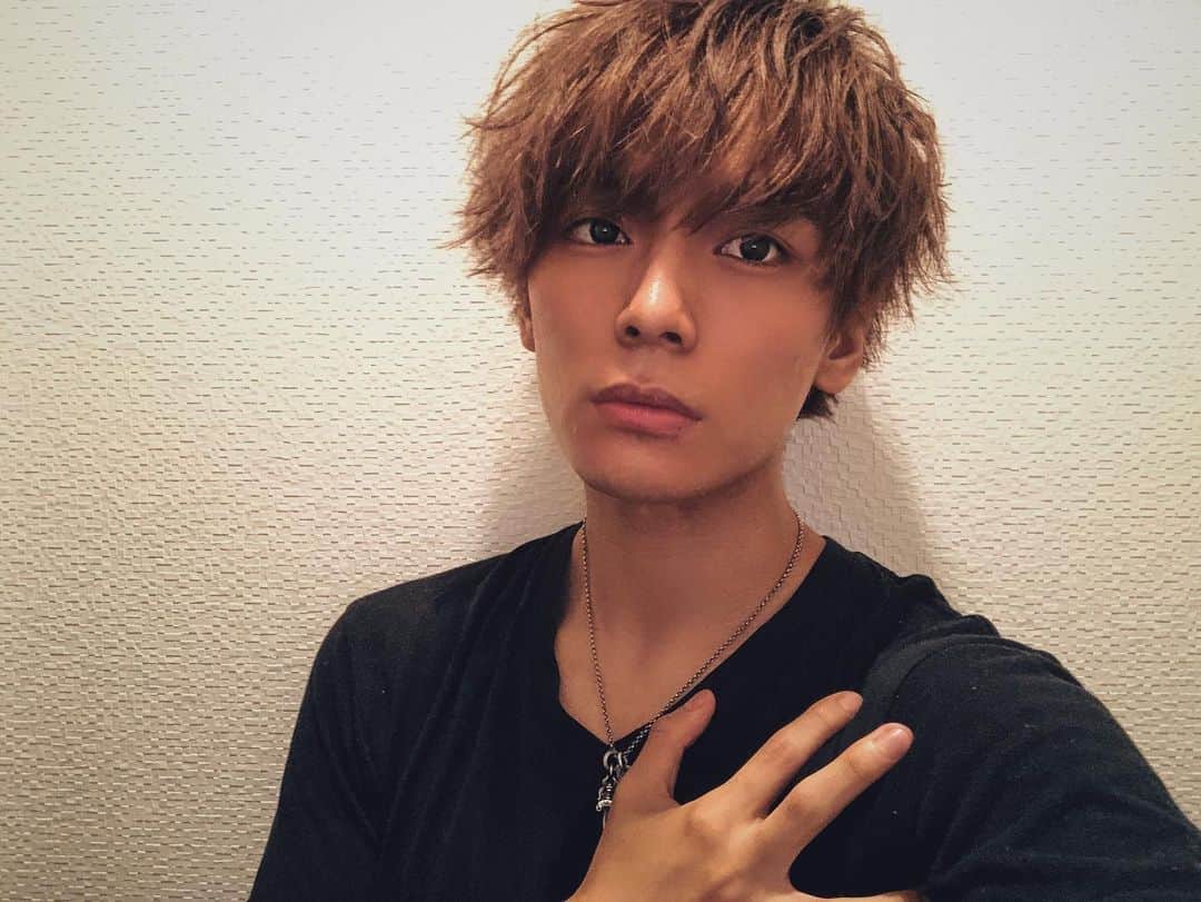 のインスタグラム：「今日から本格的にお仕事再開します！！ 待ちに待った！！って感じです。　 楽しみでワクワクしてます😇 . . 写真のポーズは僕もよくわかりません。 ピースってことにしといでください。 肩ピ？！ . デワデワ行ってきます^_^ . #肩ピ」