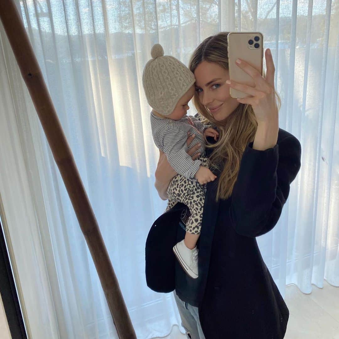 ジェニファー・ホーキンスのインスタグラム：「Best day with my little sidekick! Frankie’s in a hair, mouth, nose pulling & poking kinda phase!! 😋💓 #soinlove  @jbronze__」