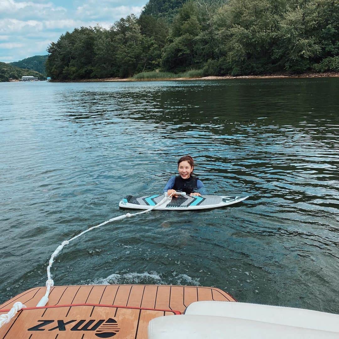 キム・ジュニさんのインスタグラム写真 - (キム・ジュニInstagram)「아 진짜 너무너무 잘타고 싶다😂 #멀고도험한웨이크서핑」6月19日 16時47分 - evajunie