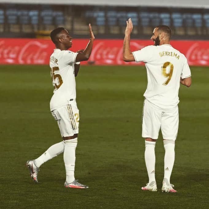 ヴィニシウス・ジュニオールのインスタグラム：「El mejor 9 del mundo, sin duda! @karimbenzema 😘🕺🏾 ¡HALAMADRID! 🙏🏾🙌🏾」