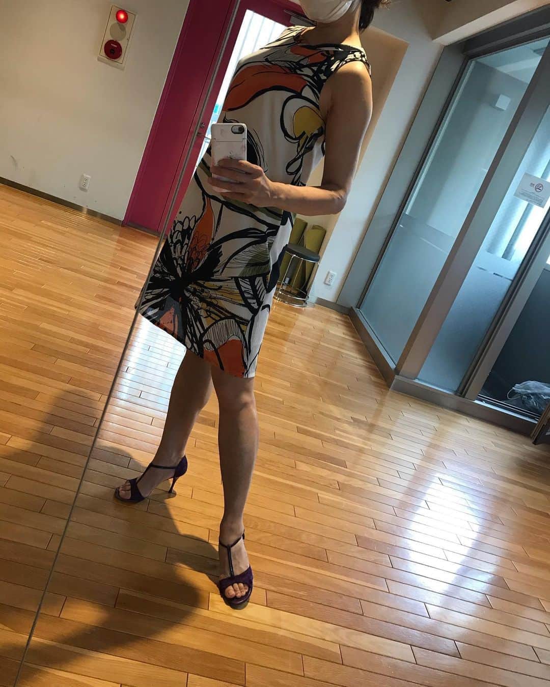 間々田佳子のインスタグラム：「軸ができているかは このシューズが教えてくれる  #間々田佳子 #タンゴダンサー #tango #tangoargentina  #姿勢 #美姿勢 #ウォーキング #コアフェイストレーニング　 #基本の立ち方 #基本の歩き方 やり方を間違えると 変なところに肉がつく… #美しく歩くために #小顔になるために」