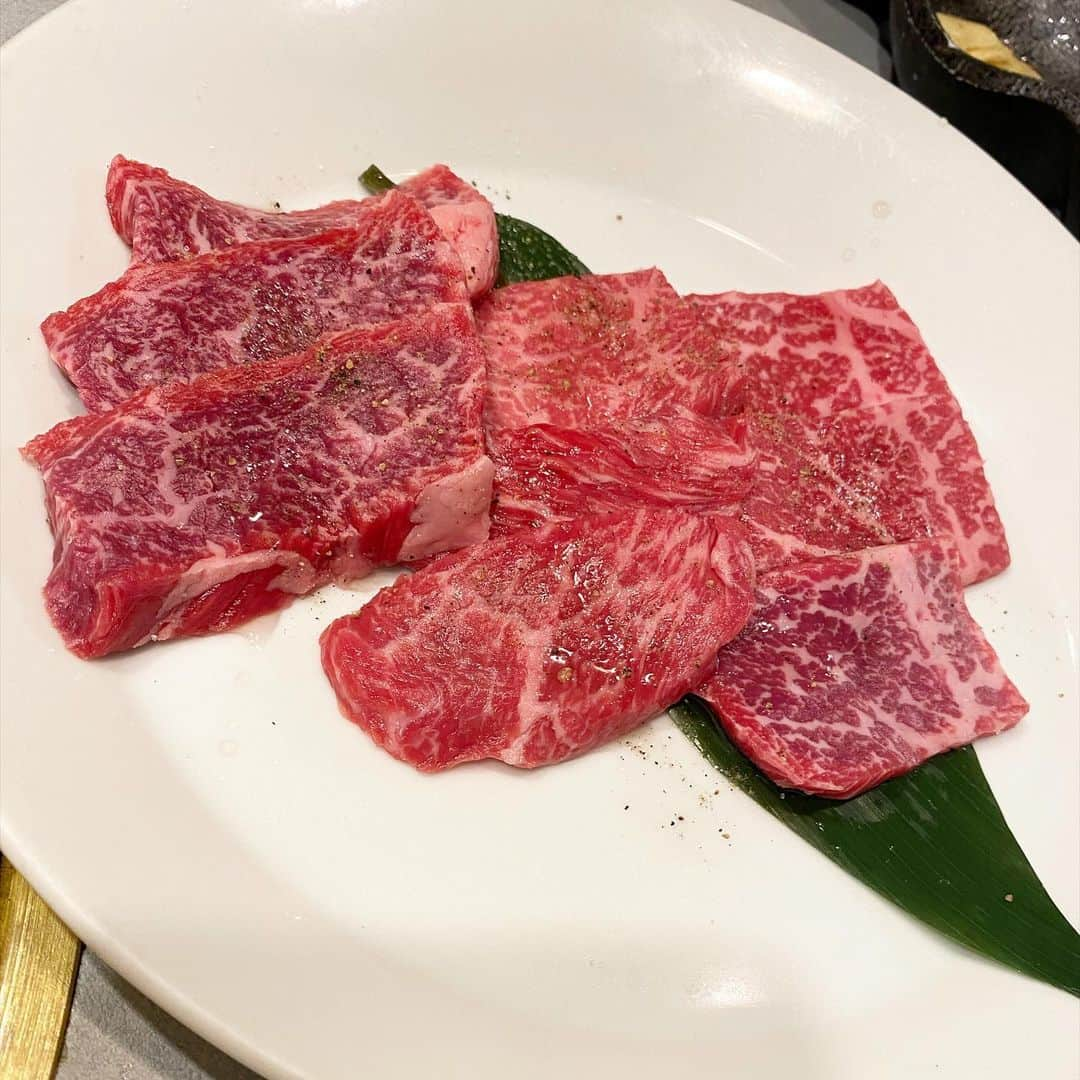 繁田梨世さんのインスタグラム写真 - (繁田梨世Instagram)「久しぶりの焼肉でした🥩 もう恋しいな。。。 . .  紋次郎で上塩タンにハネシタステーキに肉寿司にユッケ風にハツ🥺🥺 . .  レバーはなかったので今度はレバー食べに行きたい😔 . . 特選内ヒラ、上モモ、赤身モモの3種盛り🥺 . .  口に入れた瞬間肉汁がぶわーって出てきてわさびと合うハネシタステーキ🥩 . . 炙り肉寿司はお肉がとろけていつのまにかお肉なくなってる😳お肉に包まれたい🤣  #大阪#北堀江#肉匠#紋次郎#焼肉#お肉#肉女子#上塩タ#ハネシタステーキ#わさびと合う#肉寿司#とろける#すぐなくなる#悲しい#もっと食べておきたい#ハツ#ユッケ#卵#最高#潰すの楽しみ#赤身3種盛り#特選内ヒラ#上モモ#赤身モモ#食いしんぼう#いくらでも食べれちゃう＃不思議」6月19日 8時26分 - shigesurumedayo