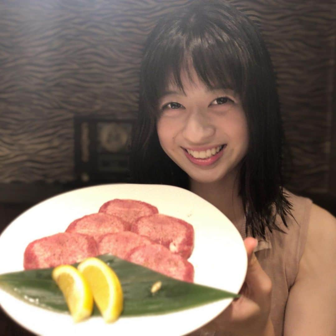 繁田梨世のインスタグラム：「久しぶりの焼肉でした🥩 もう恋しいな。。。 . .  紋次郎で上塩タンにハネシタステーキに肉寿司にユッケ風にハツ🥺🥺 . .  レバーはなかったので今度はレバー食べに行きたい😔 . . 特選内ヒラ、上モモ、赤身モモの3種盛り🥺 . .  口に入れた瞬間肉汁がぶわーって出てきてわさびと合うハネシタステーキ🥩 . . 炙り肉寿司はお肉がとろけていつのまにかお肉なくなってる😳お肉に包まれたい🤣  #大阪#北堀江#肉匠#紋次郎#焼肉#お肉#肉女子#上塩タ#ハネシタステーキ#わさびと合う#肉寿司#とろける#すぐなくなる#悲しい#もっと食べておきたい#ハツ#ユッケ#卵#最高#潰すの楽しみ#赤身3種盛り#特選内ヒラ#上モモ#赤身モモ#食いしんぼう#いくらでも食べれちゃう＃不思議」