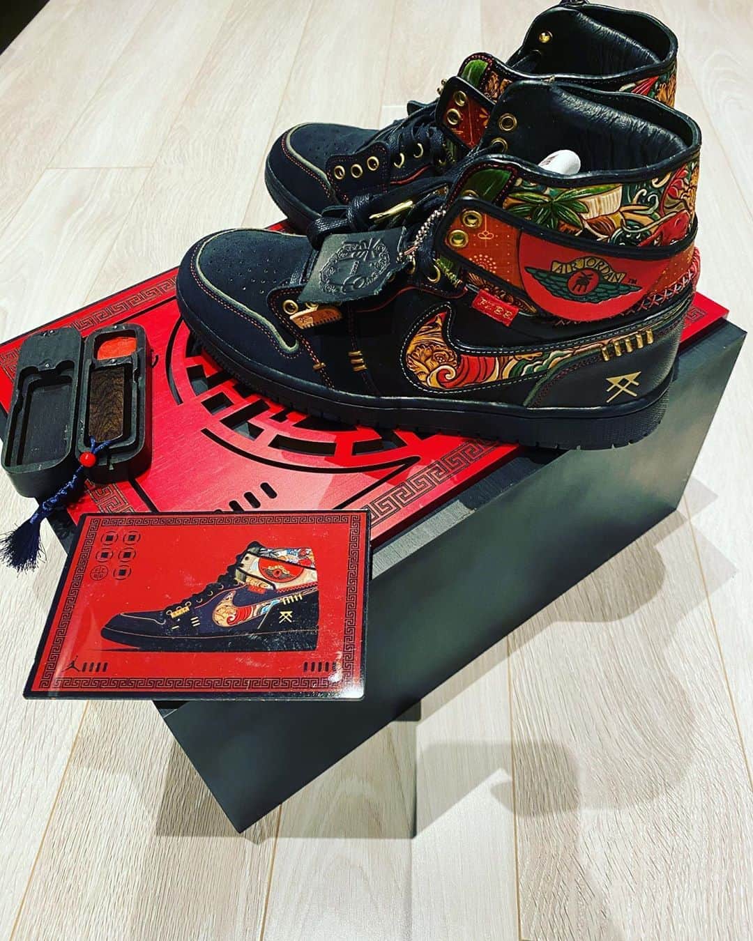窪塚洋介のインスタグラム：「I have not seen a so luxurious set. I don't know a so heavy wooden box. It's awesome,,, #aj #aj1 #RAT #nike #FZBB」