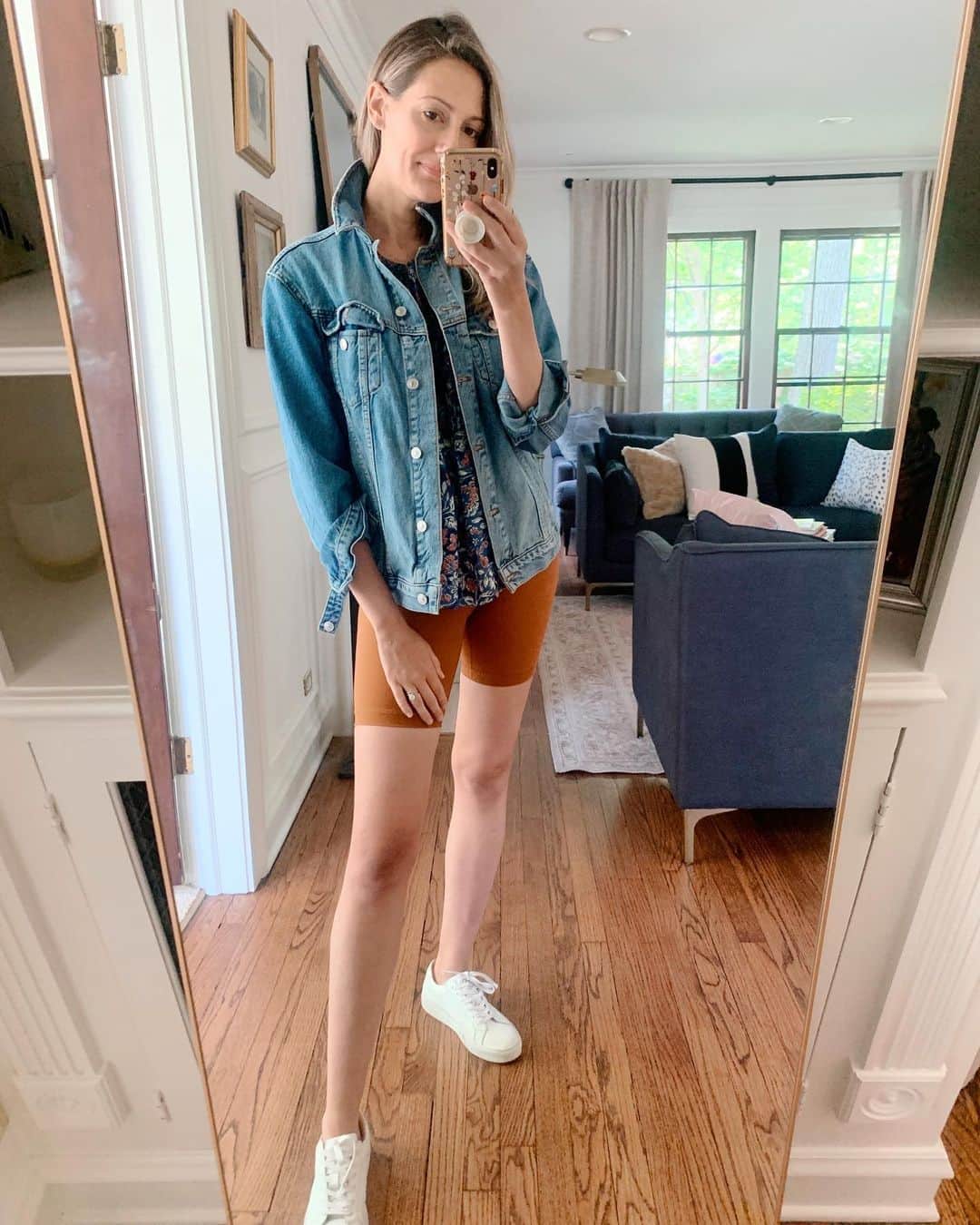 Anna Jane Wisniewskiのインスタグラム：「Bike shorts—yes or no? They seem to be a little polarizing but you just need to think of them as the shorts version of leggings. They’re not really that edgy and they’re amazingly comfortable (read: perfect for this semi-quarantine were living in). I’m showing you a few ways to wear them on the blog today and just trust me—you need not be afraid. . (This new @everlane pair is $38!) http://liketk.it/2QLwn #liketkit @liketoknow.it #bikeshorts」