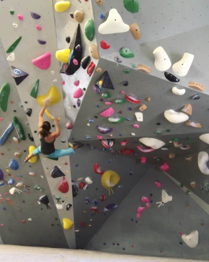 ミーガン・マスカリーナスのインスタグラム：「Rock climbing! ... @springsclimbingcenter 💛 #climbing #colorado」