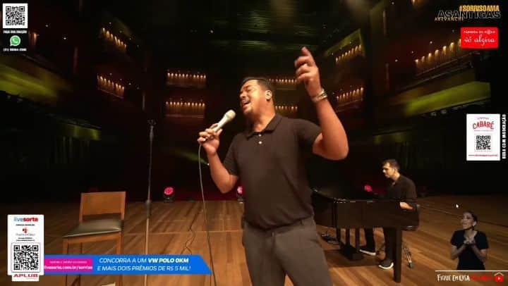 Sorriso Marotoのインスタグラム：「Cês também já tão com saudades da nossa live? 😍 Sabiam que agora vocês podem assisti-la sem propagandas e bate papo? Siiim! Fizemos uma edição no vídeo e deixamos SÓ AS MÚSICAS pra vocês curtirem sem moderação no Youtube! 😀  #tbt #SorrisoAMAasAntigasARevanche」