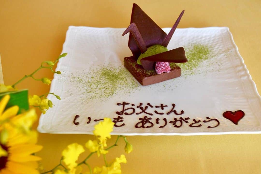 横浜ベイホテル東急［公式］さんのインスタグラム写真 - (横浜ベイホテル東急［公式］Instagram)「/ フランス料理「クイーン・アリス」は、 6月20日(土)から営業を再開いたします  当面の間は、土・日曜日・祝日のみの営業となりますが、また皆様をお迎えできることは大変嬉しく、 スタッフ一同、感謝の気持ちでいっぱいです。  皆様の思い出のひとときを安心してお過ごし いただけるよう、消毒清掃の強化など、 感染予防に最善を尽くしてまいります。  笑顔いっぱいのクイーン・アリスで、 皆様のお越しをお待ちいたしております！ . ※写真はイメージ #クイーンアリス  #営業再開 #感謝 #医療従事者に感謝  #新しい生活様式  #ホテルランチ #フランス料理 #みなとみらいランチ  #記念日 #父の日  #ホテルレストラン  #横浜ベイホテル東急  #みなとみらい #横浜 #みなとみらい線フォト散歩  #にしまろ探検隊  #french #food  #foodstagram  #foodstagram  #yokohamabayhoteltokyu  #yokohama #japan  #myyokohama」6月19日 9時00分 - yokohamabayhoteltokyu