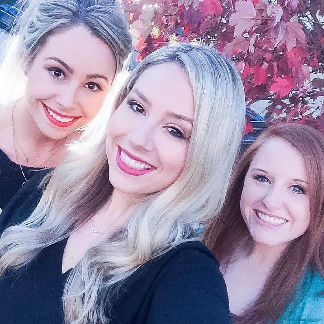Tracy and Stefanieのインスタグラム：「Orlando, New York, LA, Atlanta, San Francisco... we’ve had some great adventures but after almost 5 years it’s time for Erin (@pinchofginger_ig) to continue on to her next one! 😢 From EG to @madisonandmallory we’ve shared some crazy and exciting experiences and some huge milestones! Definitely some of the best years ever and we definitely did not go to #DisneyWorld too much AT ALL! Lol If anyone is still confused, yes Erin is moving away but NO she is not leaving the EG or #madisonandmallory team. She will be working remotely and we will still have more fun travels and memories together ahead! Love ya Erin! ❤️❤️」