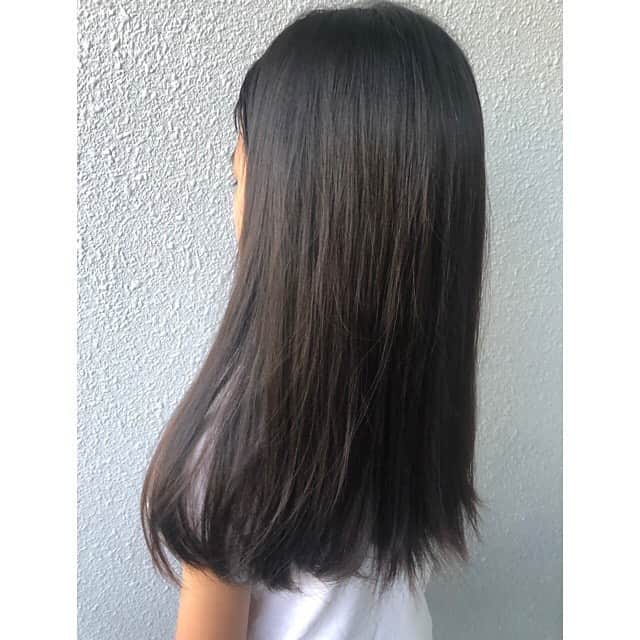 Minamiさんのインスタグラム写真 - (MinamiInstagram)「﻿ ﻿ 簡単！時短！﻿ @agetuya  安定のブラックにしました♡﻿ ストレートもカールも自由にセットできるラウンドヘッド機能。﻿ 不器用な私でも簡単に使えます◡̈︎﻿ ﻿ 娘の髪、ほんっと伸びた。﻿ 夏に向けて切らないとーー！﻿ ﻿ ﻿ ﻿ #アゲツヤ﻿ #アゲツヤプロ﻿ #ストレートアイロン﻿ #ヘアアイロン﻿」6月19日 9時07分 - minammii