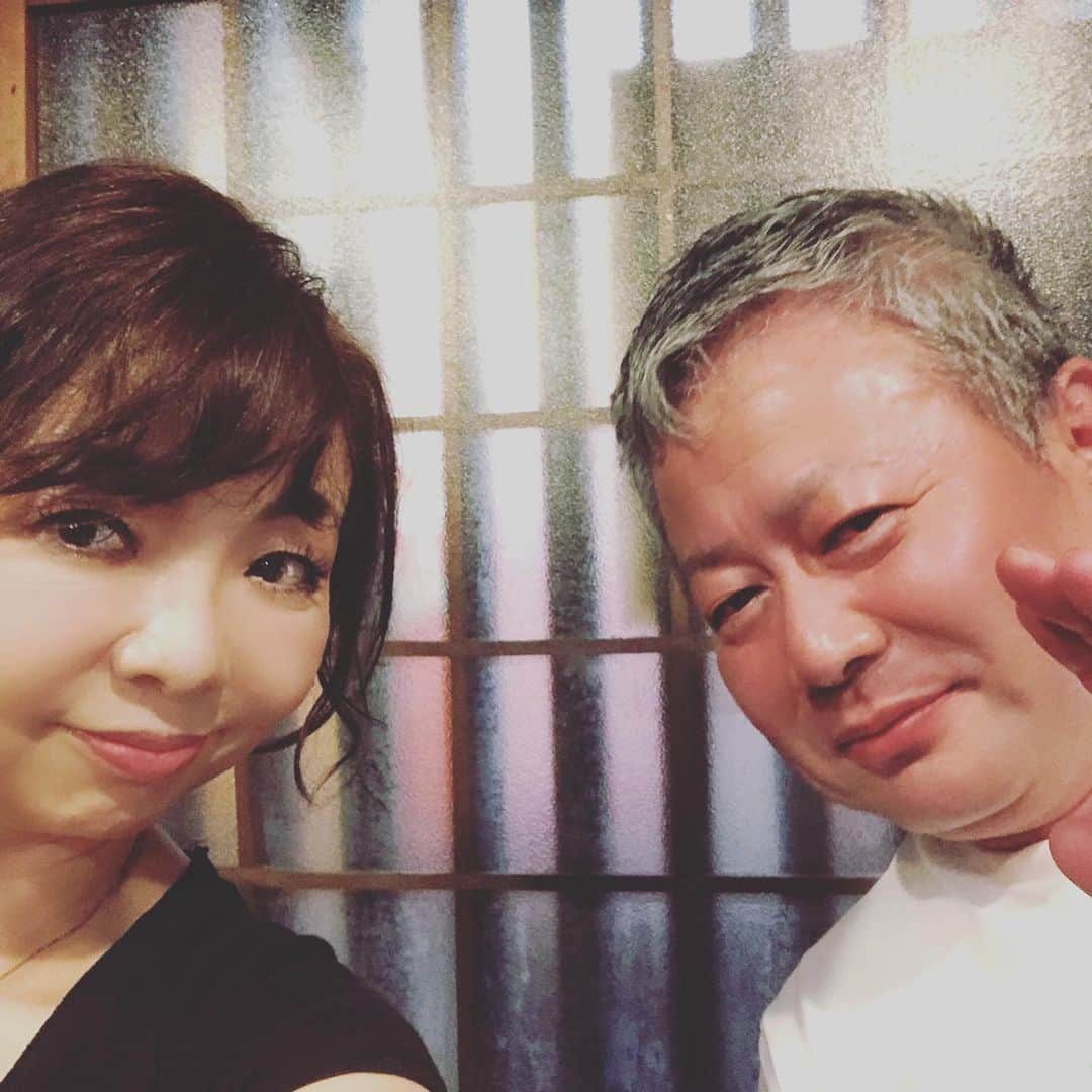 モモコさんのインスタグラム写真 - (モモコInstagram)「友達が「飯行こう！」とゆーので、一緒に行ったら、吉本の後輩の親指ぎゅー太郎のお母さんのお店で、コロナで仕事が暇になったぎゅーも手伝ってました😊 とても美味しかったです💕 お弁当もやってはります 京橋『小よし』さん❗️ 行ってあげてね〜‼️ ・ S.MOMOには、可愛いハワイアンバッグ入りましたよー‼️見に来てね💕 詳細はこちら↓画像載せてます💕 @s.momo_shop ・ ・ 昨日、配信されたYouTubeは、自粛要請解除後初の外食です✨ こちらも見てね〜✨✨ ・ #ハイヒールモモコ #👠 #👠🍑 #CHANEL #シャネラー #グルメ #アメブロ #YouTube #モモコ新聞 #親指ぎゅー太郎 #小よし #京橋グルメ #源氏  #smomo #ハワイアンバッグ」6月19日 9時10分 - highheel_momoko