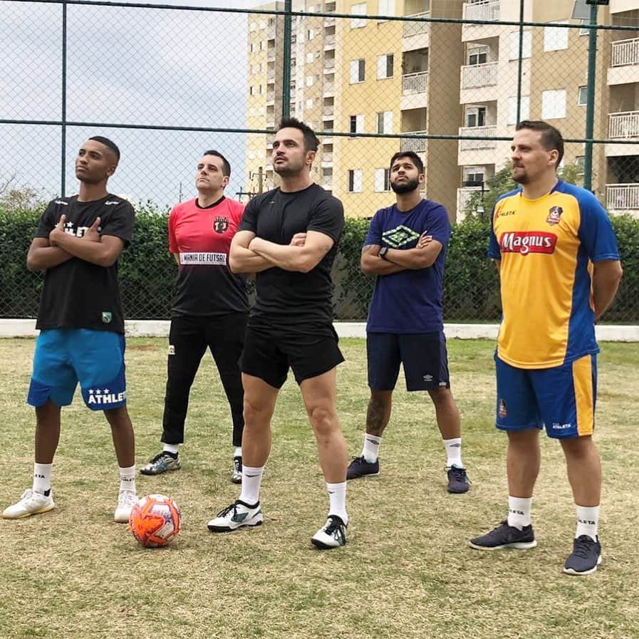 アレッサンドロ・ローザ・ヴィエイラのインスタグラム：「Quer dar risada? Corre lá no @canal_falcao12 - TÁ MUITO BOM @leonardoc98_ @goleiroflamarion21 @l.lino17 @mister.ricardinho -  LINK NO STORIES!」