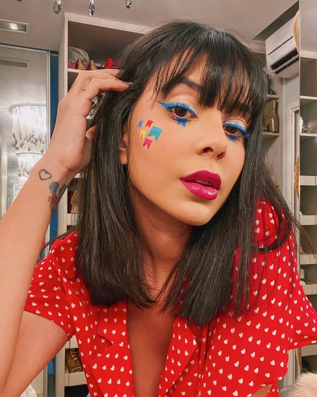 Gabriela Salesのインスタグラム：「Juninah!!! Mais uma make que achei que fosse dar errado e deu certo kkkk. Tutorial nos stories ❤️❤️❤️ -  #makesricademarre」