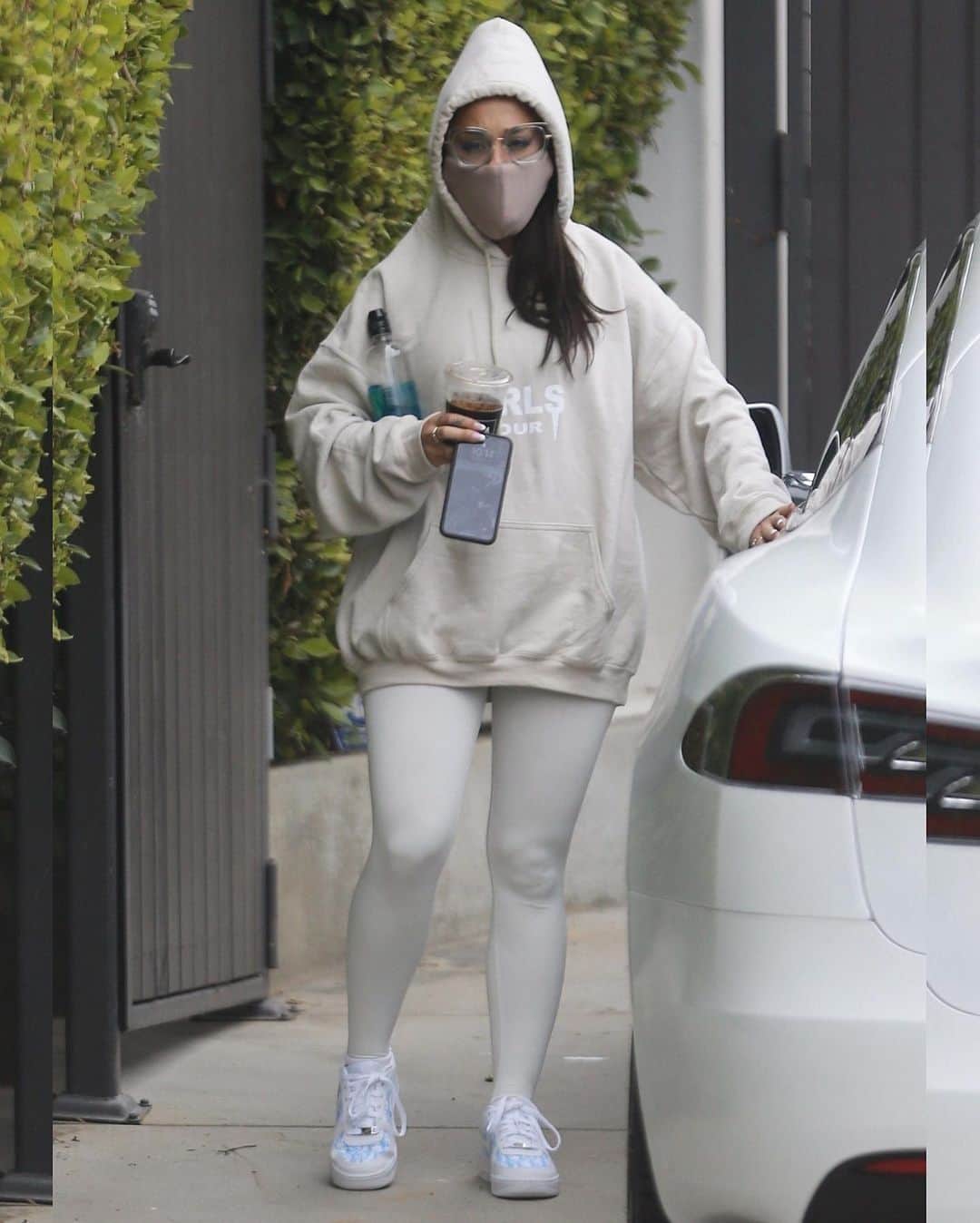 Just Jaredさんのインスタグラム写真 - (Just JaredInstagram)「@arianagrande matches her face mask to her workout clothes while leaving the gym on Thursday morning in Los Angeles. #ArianaGrande Photo: Backgrid」6月19日 9時46分 - justjared