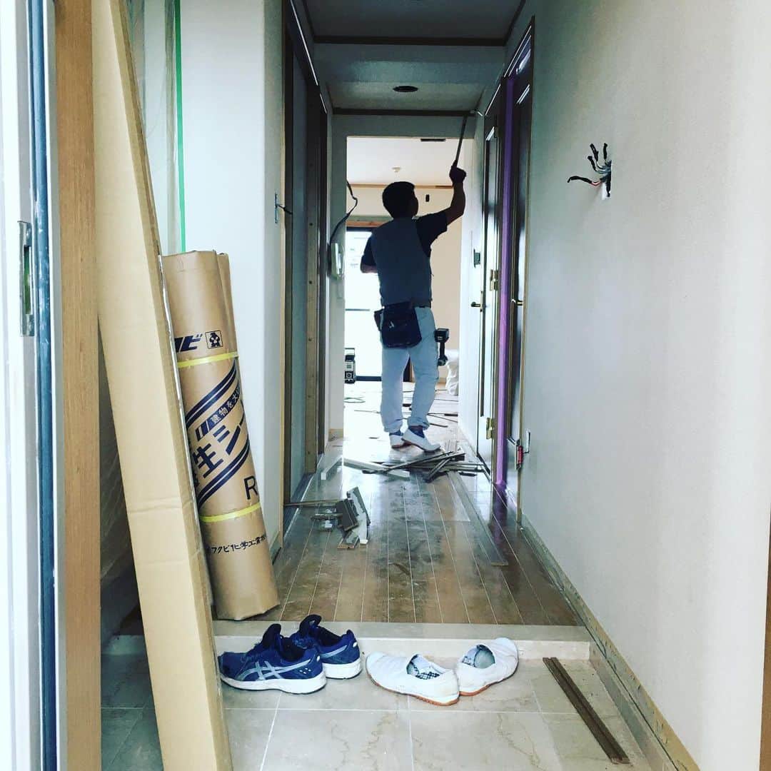 日大建築のインスタグラム：「こんにちわ！梅雨の時期は建設業はなかなか予定が立ちません💦 しかし、マンションリノベーションは内装工事なのでバッチリ👍👷‍♂️ #日大建築#カリフォルニアスタイル #サーファーズハウス新築#注文住宅#宮崎市#モダン#オシャレ#ビーチ#海#surf #ハワイ#アメリカン#大工#建築#設計#ウッドスタイル#中古住宅#リフォーム#リノベーション#カバードポーチ#ウッドデッキ#ヘリンボーン#マイホーム#家造り#マンションリノベーション」