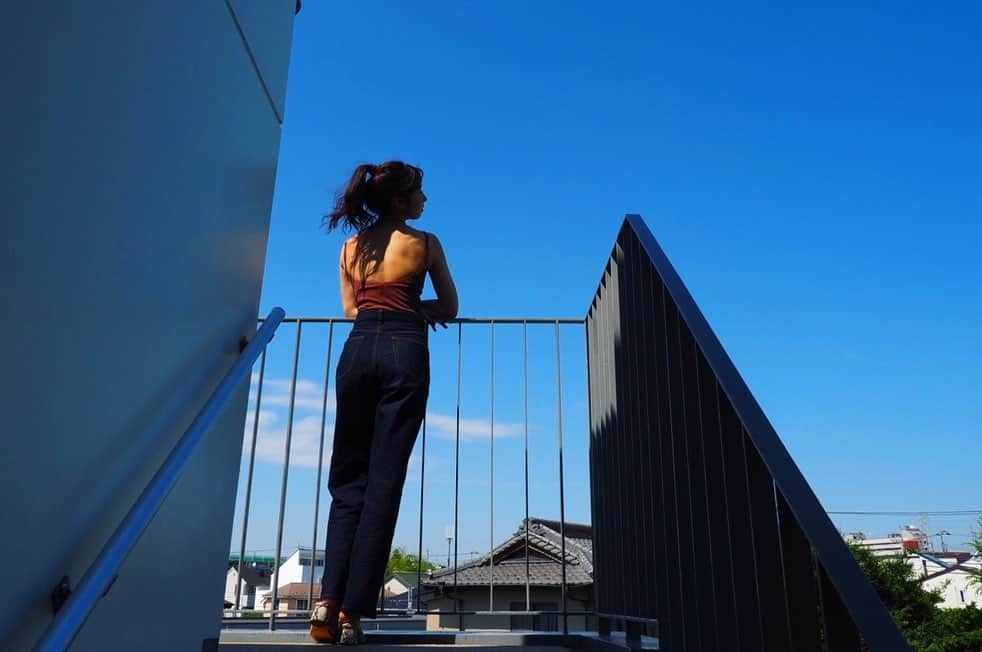 崎本ゆかりのインスタグラム：「💙 梅雨入りしたというのに この日の空はとても綺麗でした。 昨日の写真と同じくカメラマンは モデル仲間であり大好きなお友達でとても尊敬している @mayuumiroom @m.2ndroom 💕 . . #bluesky#fun#happy#thanks#birthday#memories #model#shooting #美人カメラマン#梅雨の晴れ間#綺麗な空#青空#快晴#撮影#誕生日#思い出#0616」